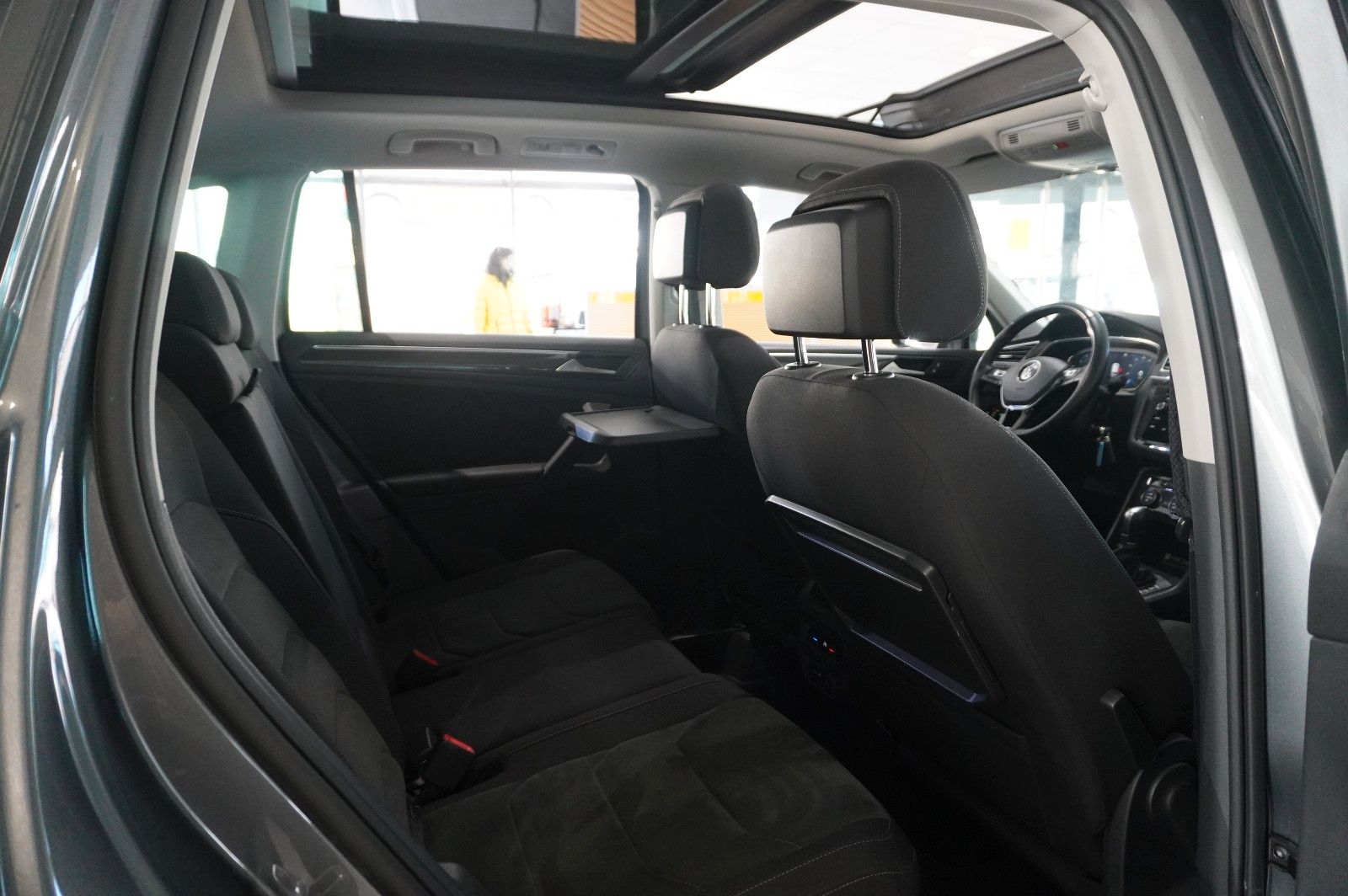 Fahrzeugabbildung Volkswagen Tiguan 2.0 TSI 4MOTION R-LINE NAVI/KAMERA/SH/AHK