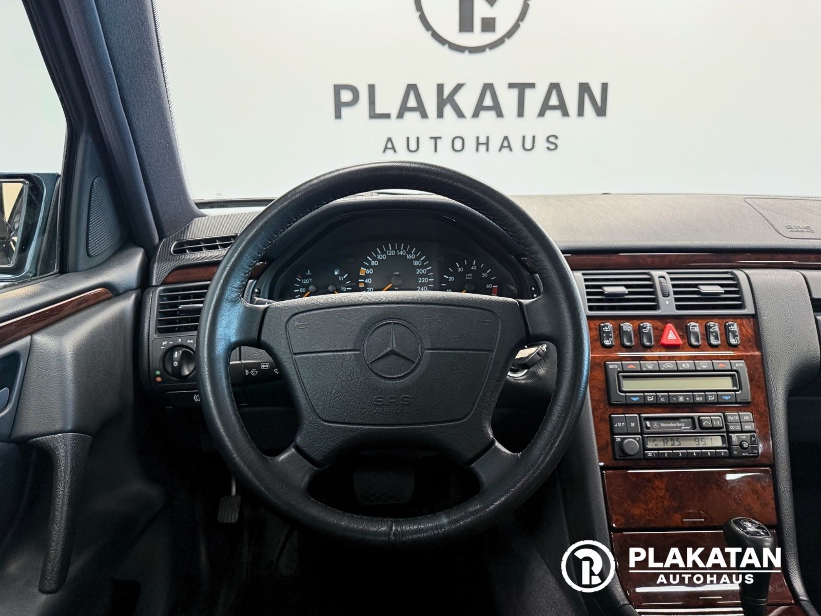 Fahrzeugabbildung Mercedes-Benz E 240 Xenon Automatik Klima V6 MB-Service