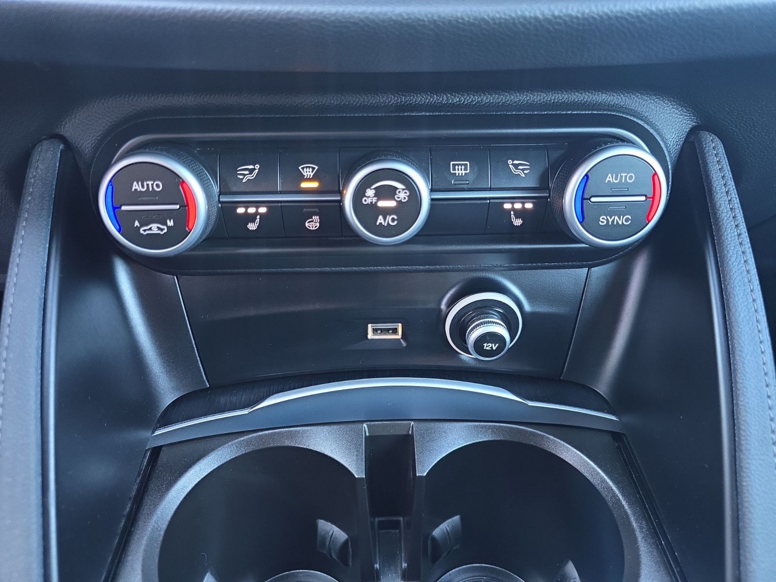 Fahrzeugabbildung Alfa Romeo Stelvio Super Q4 NAVI LEDER AUTOMATIK M+S