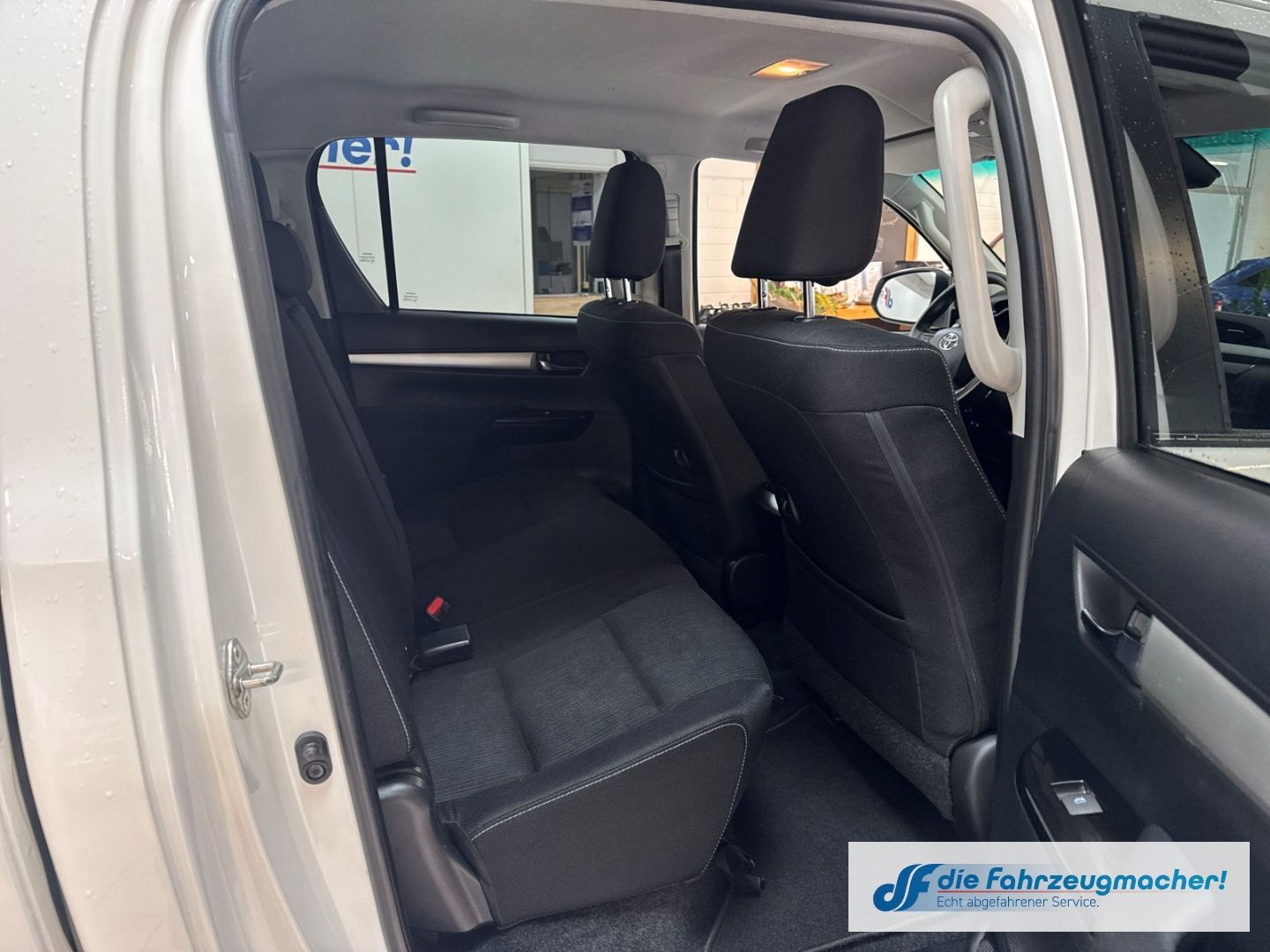 Fahrzeugabbildung Toyota Hilux Double Cab Meister 4x4 2.4 D-4D Sperrdiff.