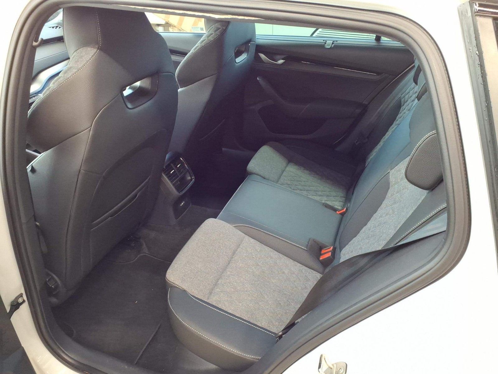 Fahrzeugabbildung SKODA Octavia Combi TDI Sportline DSG Matrix Navi HUD