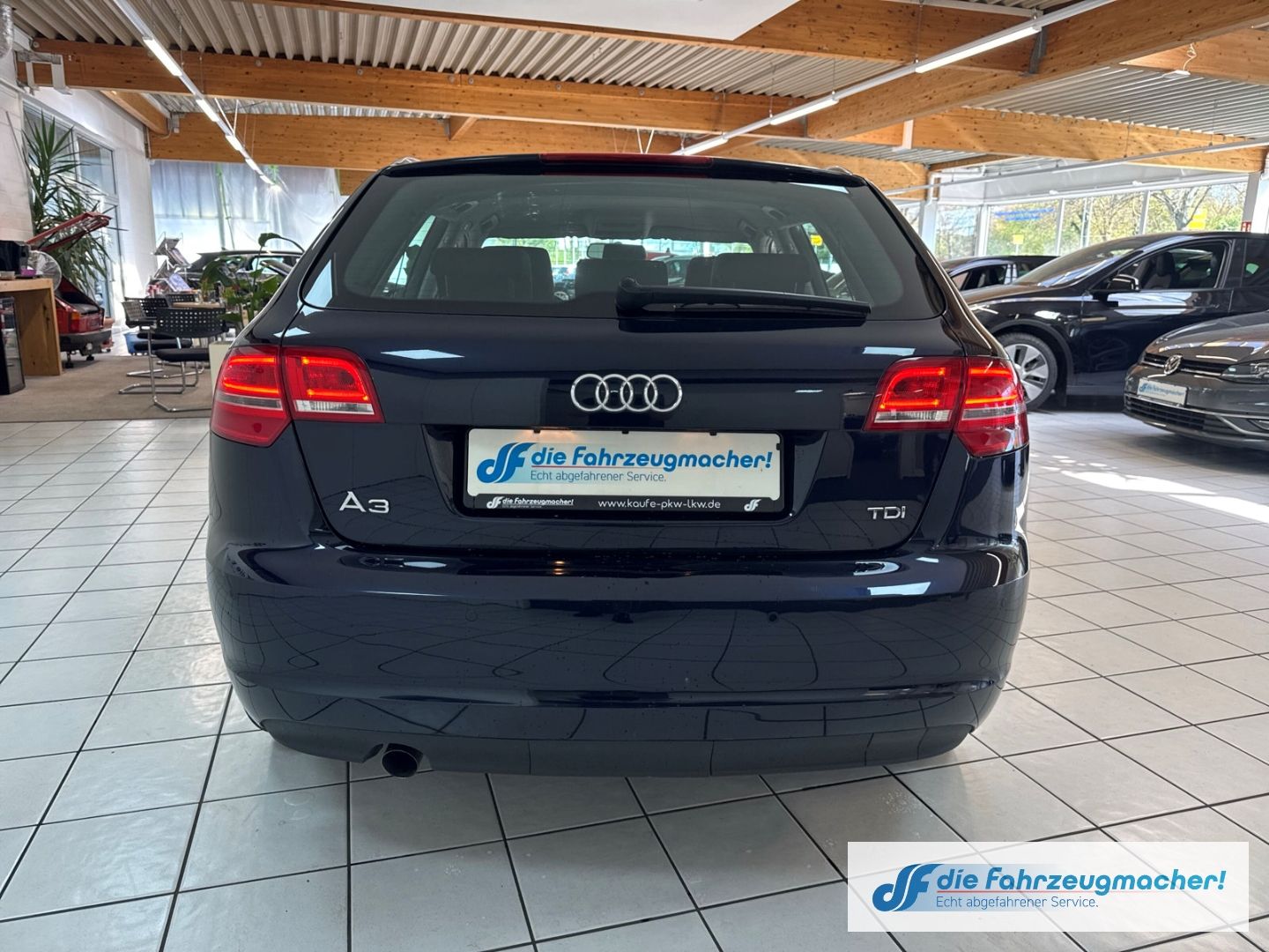 Fahrzeugabbildung Audi A3 Sportback 1.6 TDI Attraction Klimaautom SHZ