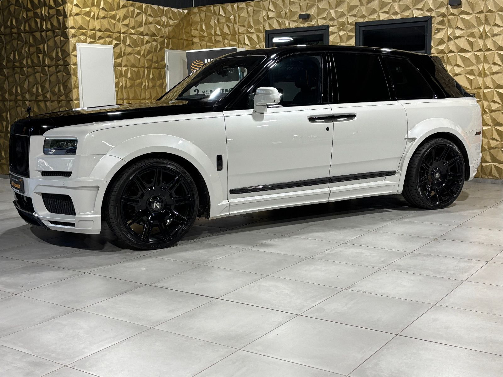 Fahrzeugabbildung Rolls-Royce Cullinan/NOVITEC/WIDEBODY/24''/FOND-TV/STERNEHIM
