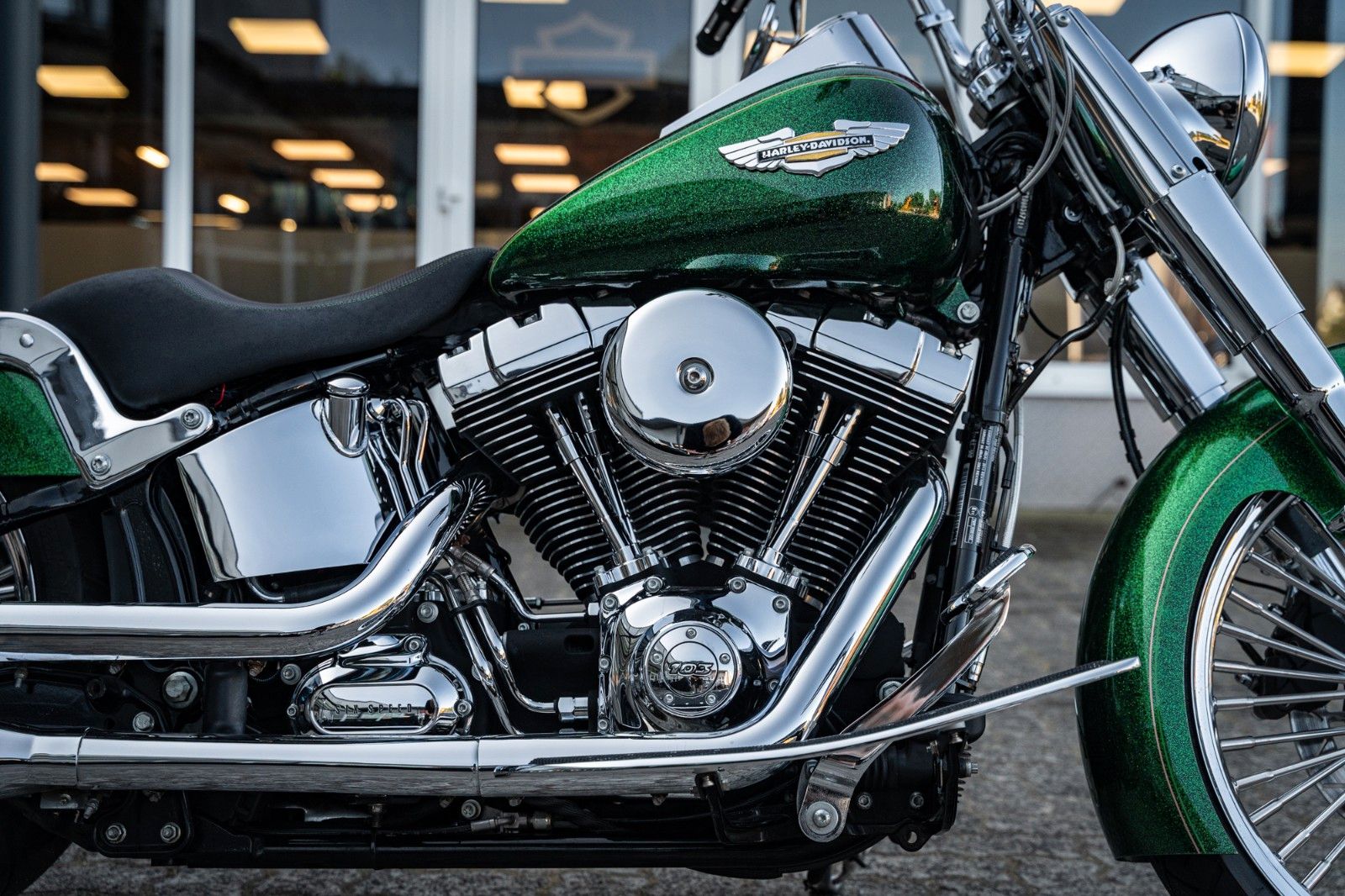 Fahrzeugabbildung Harley-Davidson FLSTN Softail Deluxe 103 - Chicano Candy Green