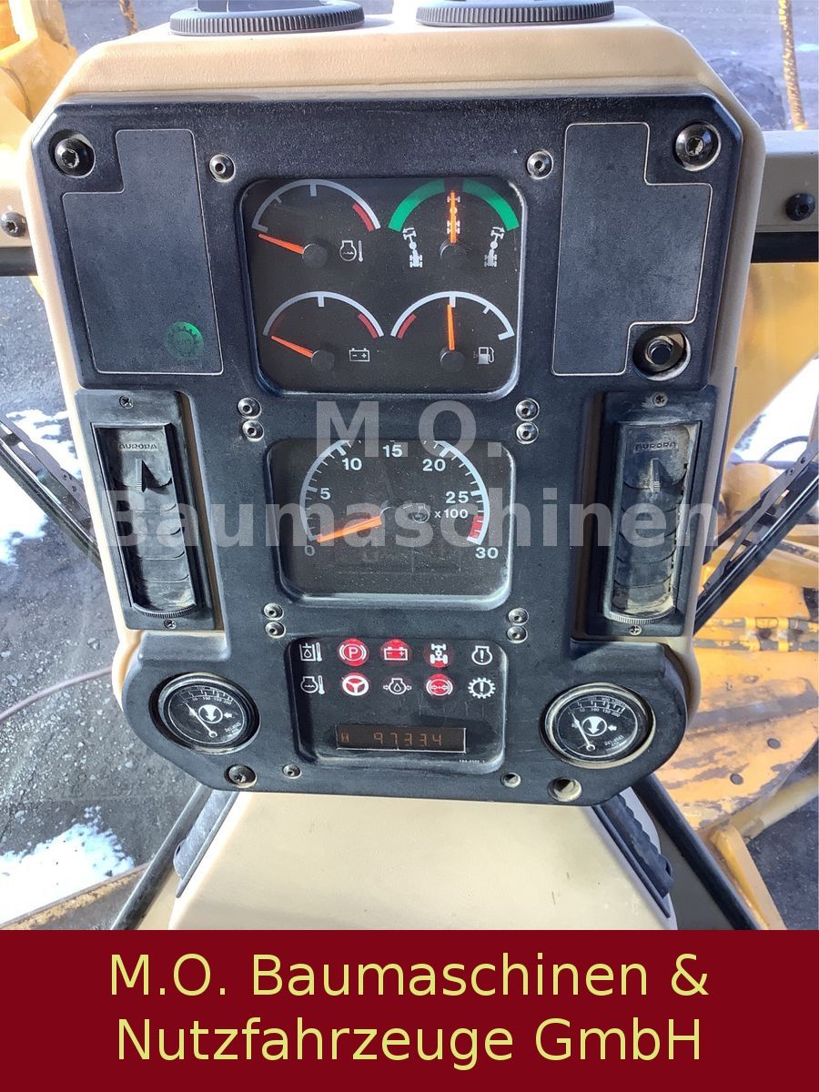 Fahrzeugabbildung CAT 120 H / Ripper / Planierschild