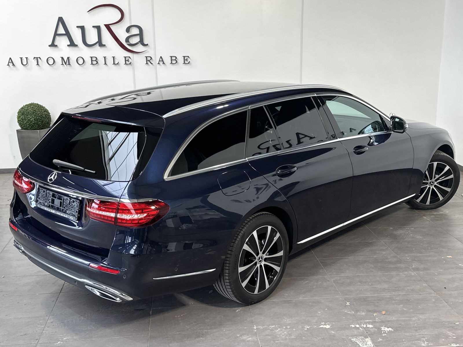 Fahrzeugabbildung Mercedes-Benz E 220d T Avantgarde NAV+LED+360°+WIDE+BURMEISTER