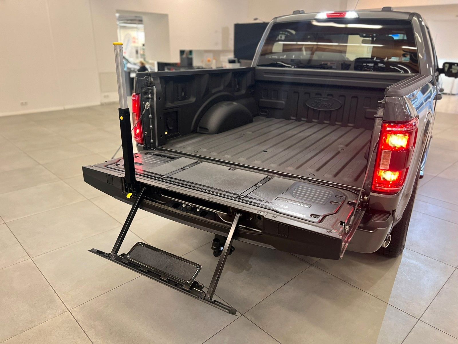 Fahrzeugabbildung Ford F-150 *RTR Edition* 5.0L V8 Supercrew 5,5"