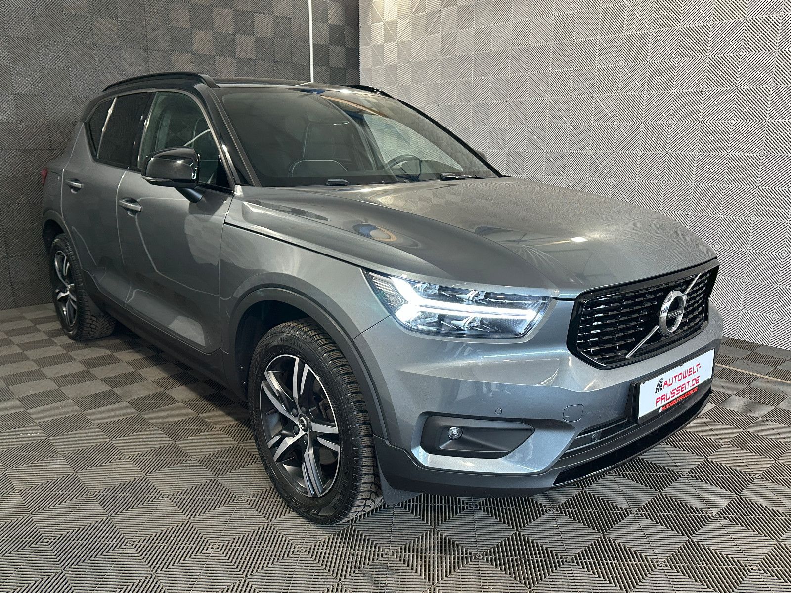 Gebrauchtwagen Volvo XC40 XC40 2WD*R DESIGN*LED-TEMPO-AHK-R.KAM-NAPPA-SHZ in Horb am Neckar