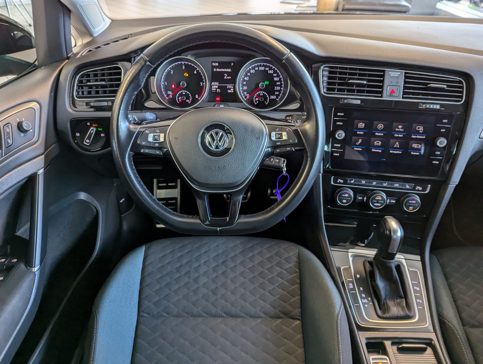 VW Golf 2.0 TDI DSG IQ.DRIVE App-Connect ACC AHK - Image 19