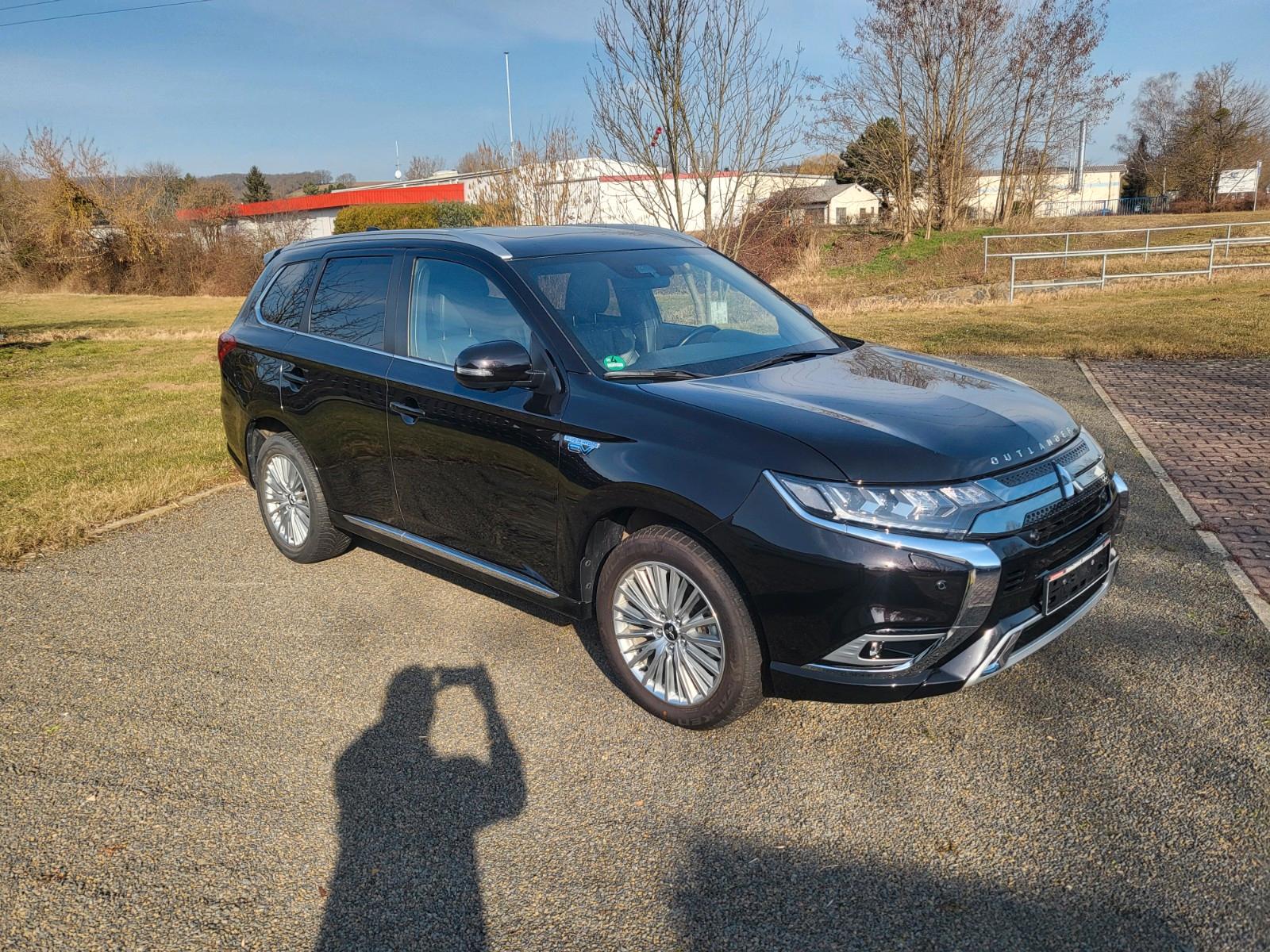 Mitsubishi Outlander 2.4 MIVEC PLUG-IN HYBRID 4WD Top
