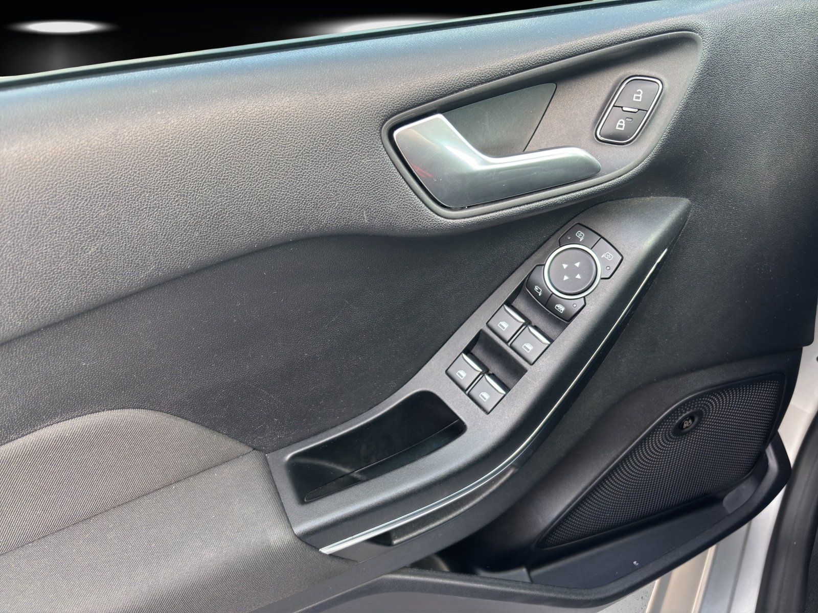 Fahrzeugabbildung Ford Fiesta 1.0 Titanium X LED/PDC/NAVI/SHZ/B&O/LHZ/