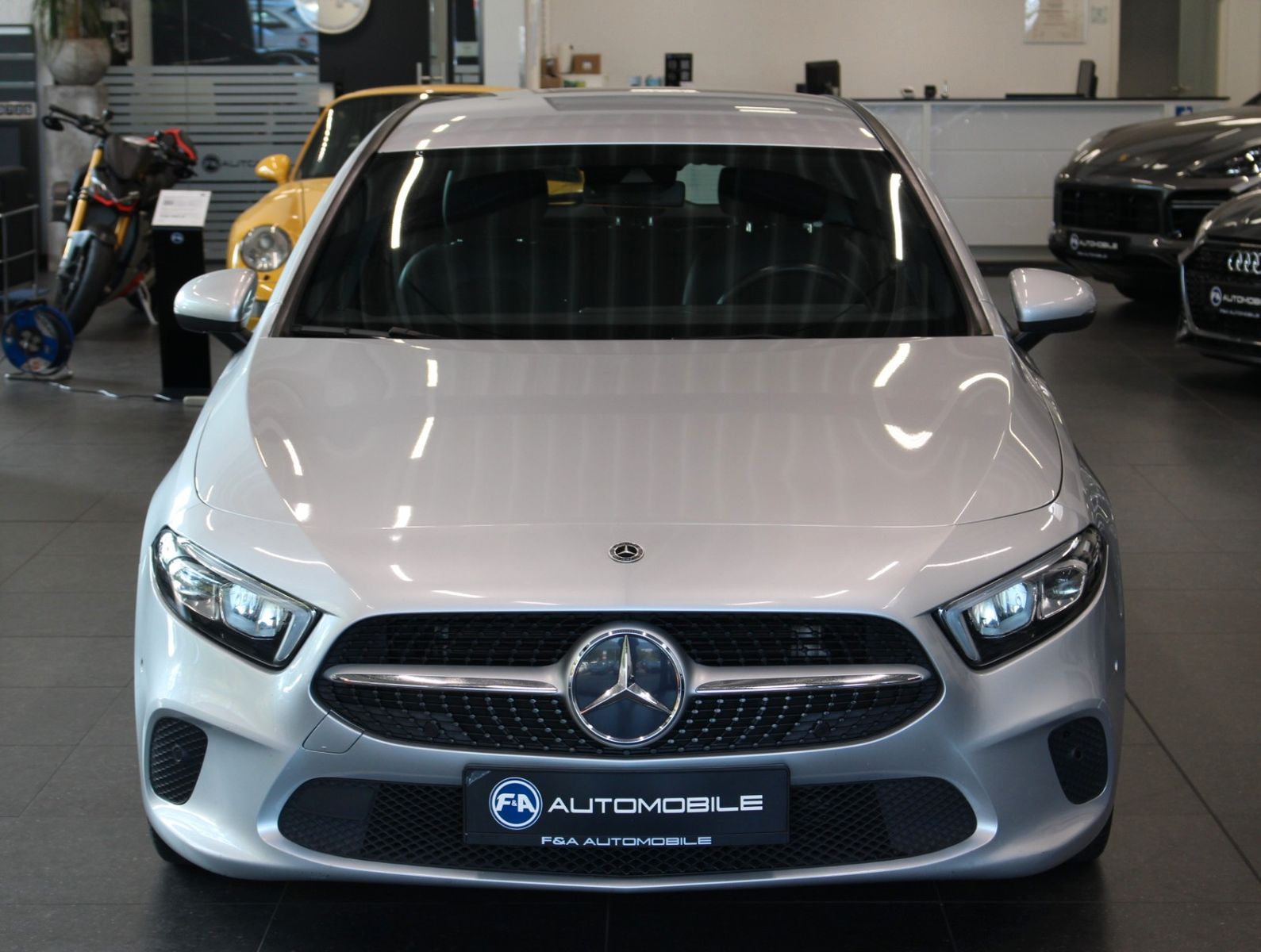 Fahrzeugabbildung Mercedes-Benz A 200 d Progressive Carbon+Wdescreen+Navi+Kamera