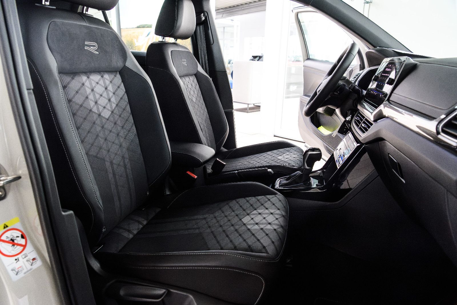 Fahrzeugabbildung Volkswagen T-Cross 1.0 TSI R-Line+DSG+Kamera+AHK+GJ-Reifen
