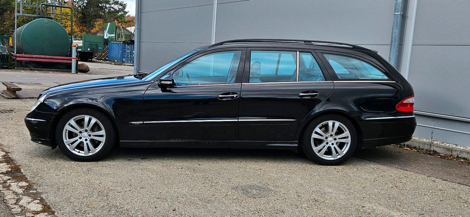 Mercedes-Benz E280 2004 — rear view