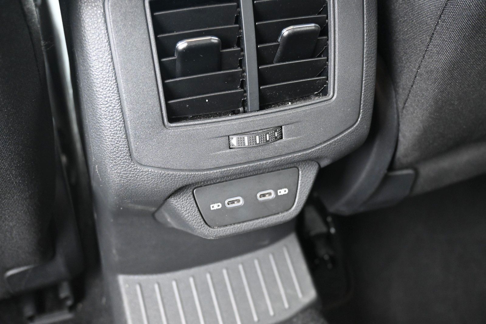 Fahrzeugabbildung Volkswagen T-Roc 1.5 TSI DSG Life*DAB*PDC*AppleCarPlay*SHZG