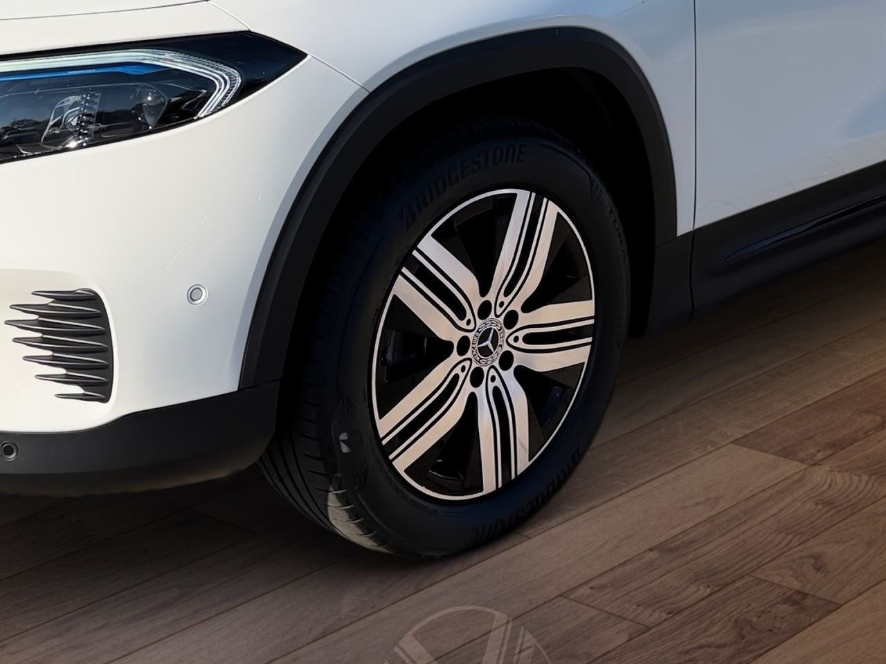 Fahrzeugabbildung Mercedes-Benz EQB 300 4M PROGRESSIVE+BONUS+PANO+NIGHT+LED+4WD