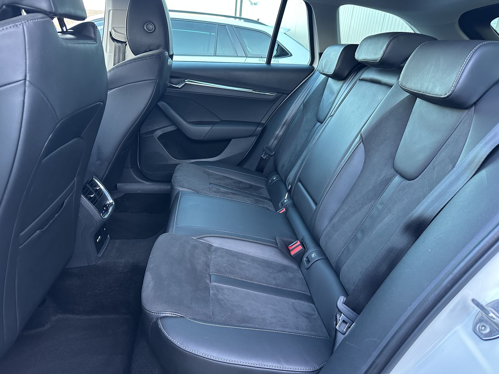 Fahrzeugabbildung SKODA Octavia Combi Scout 4x4 NAV+LED+AHK+HEAD-UP+18ZO
