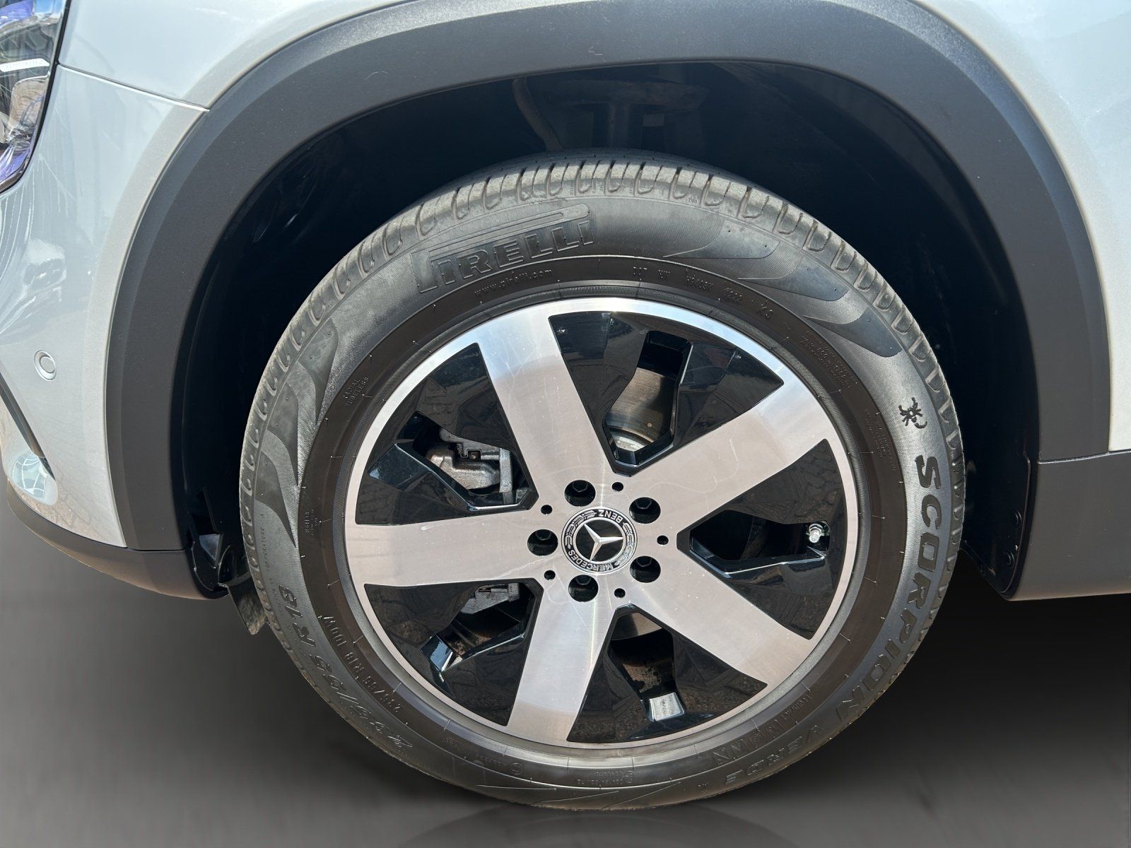 Fahrzeugabbildung Mercedes-Benz GLB250 Progr DISTR Pano MLED HighEndMBUX orig.KM