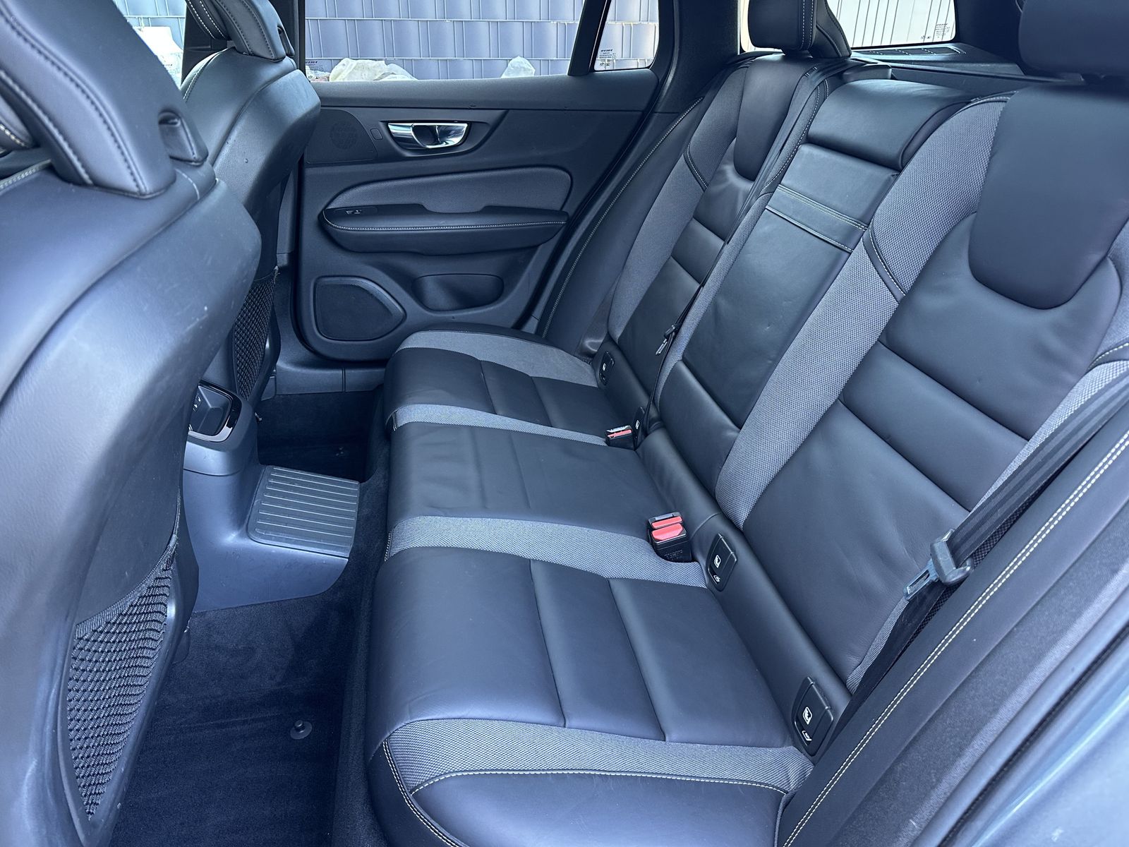 Fahrzeugabbildung Volvo V60 T8 AWD Twin Engine R-Design NAV+LED+AHK+360°