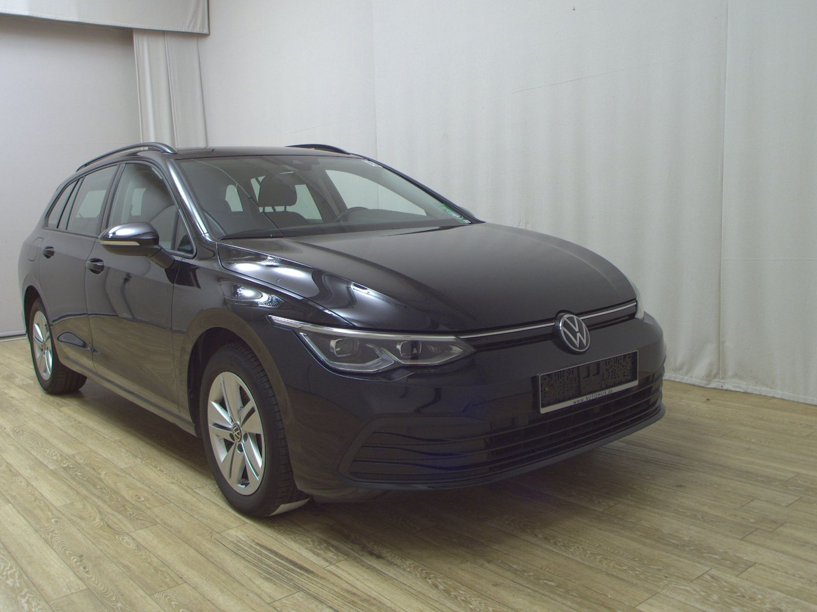 Volkswagen Golf-8 Var. 2.0 TDI Life Navi DC LED+ ACC imagem 3