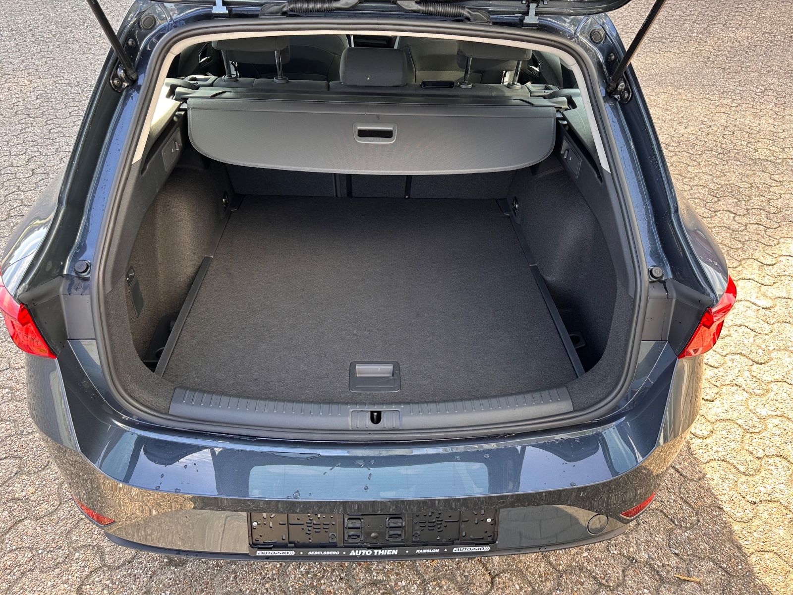 Fahrzeugabbildung SEAT Leon ST 2.0 TDI Style DSG AHK/ACC/APP/SHZ/RFK