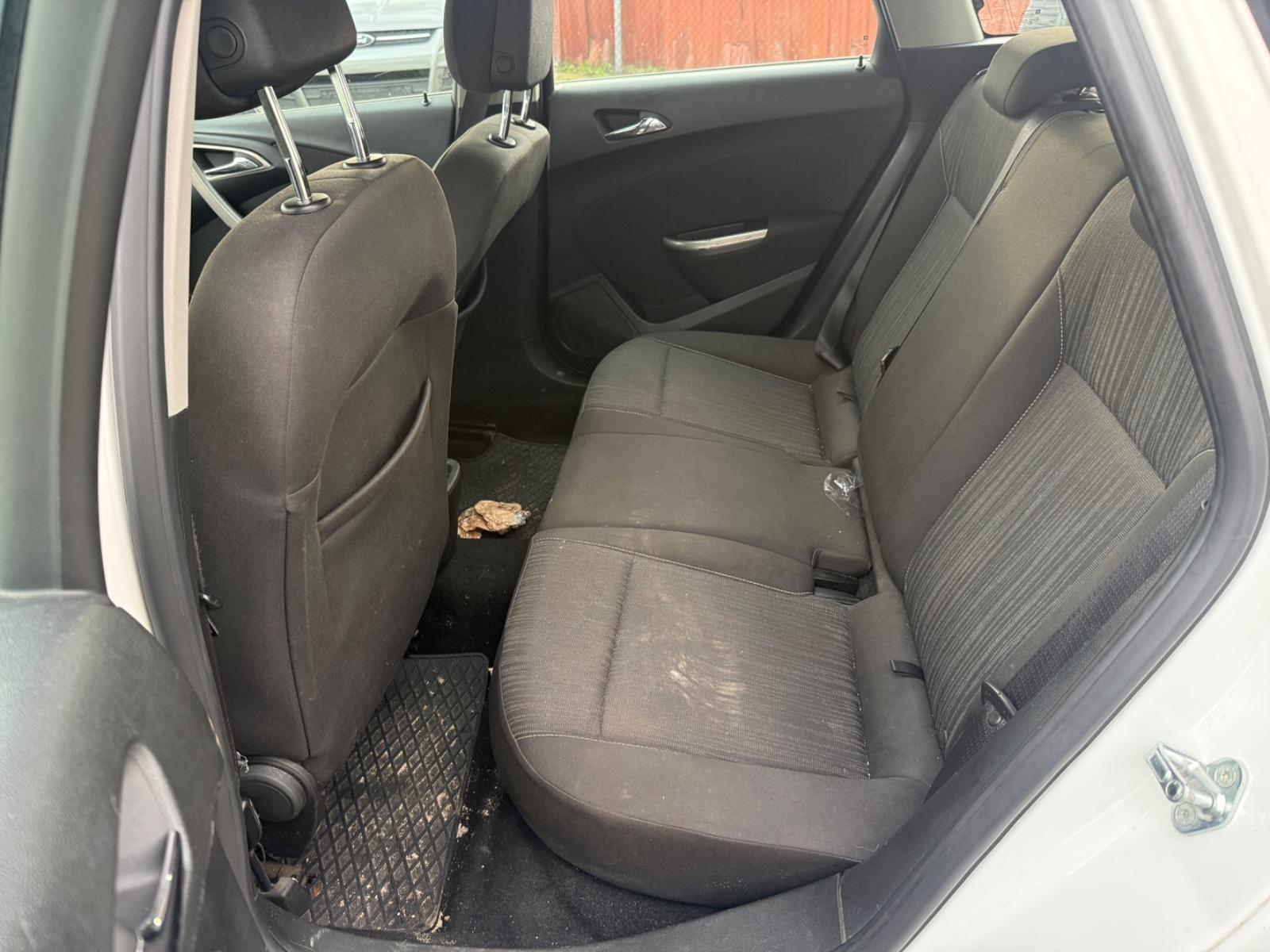 Opel Astra 2012 — photo 12