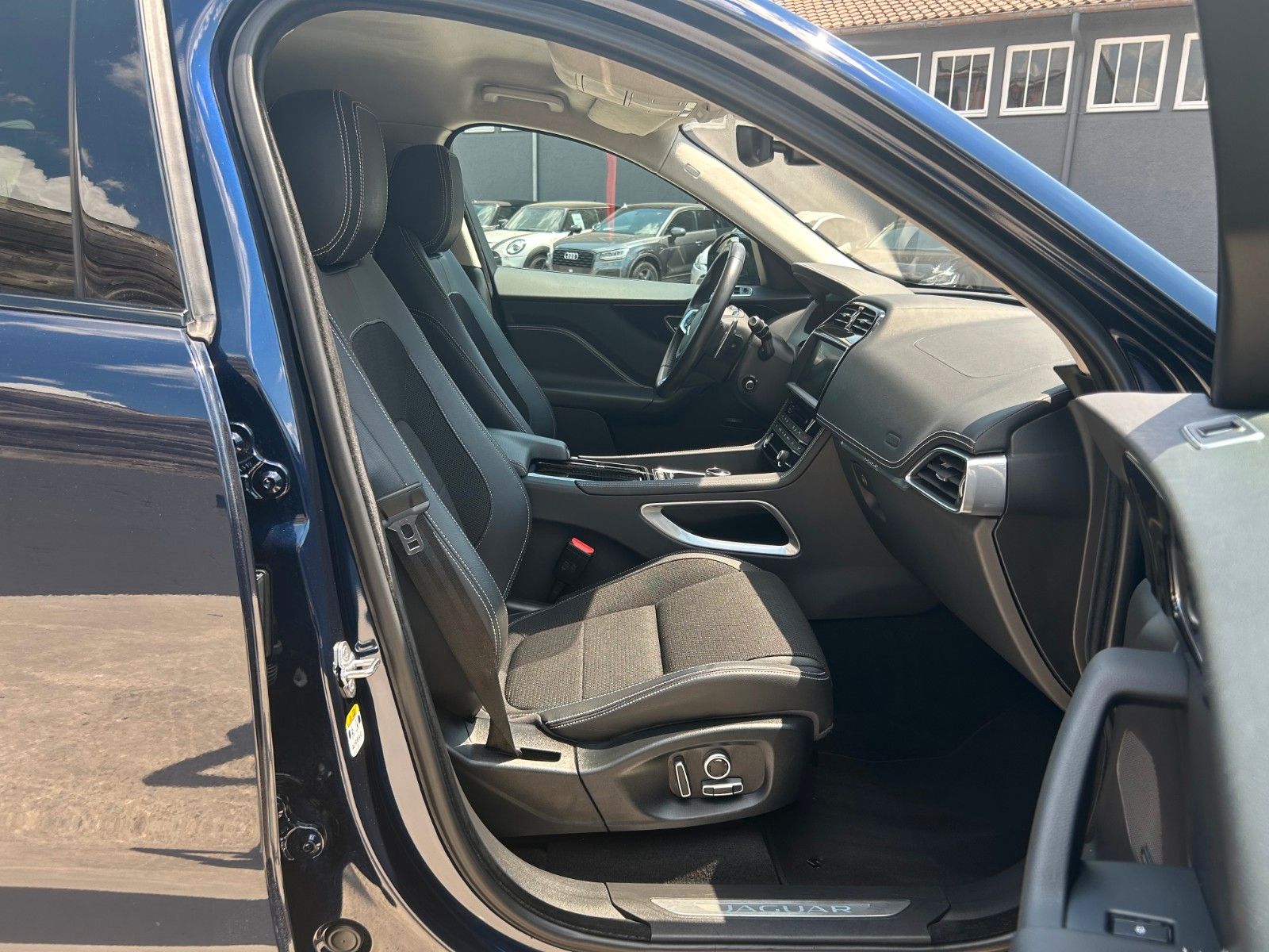 Fahrzeugabbildung Jaguar F-Pace 30t AWD R-Sport ACC 360° Kam Meridian Nav