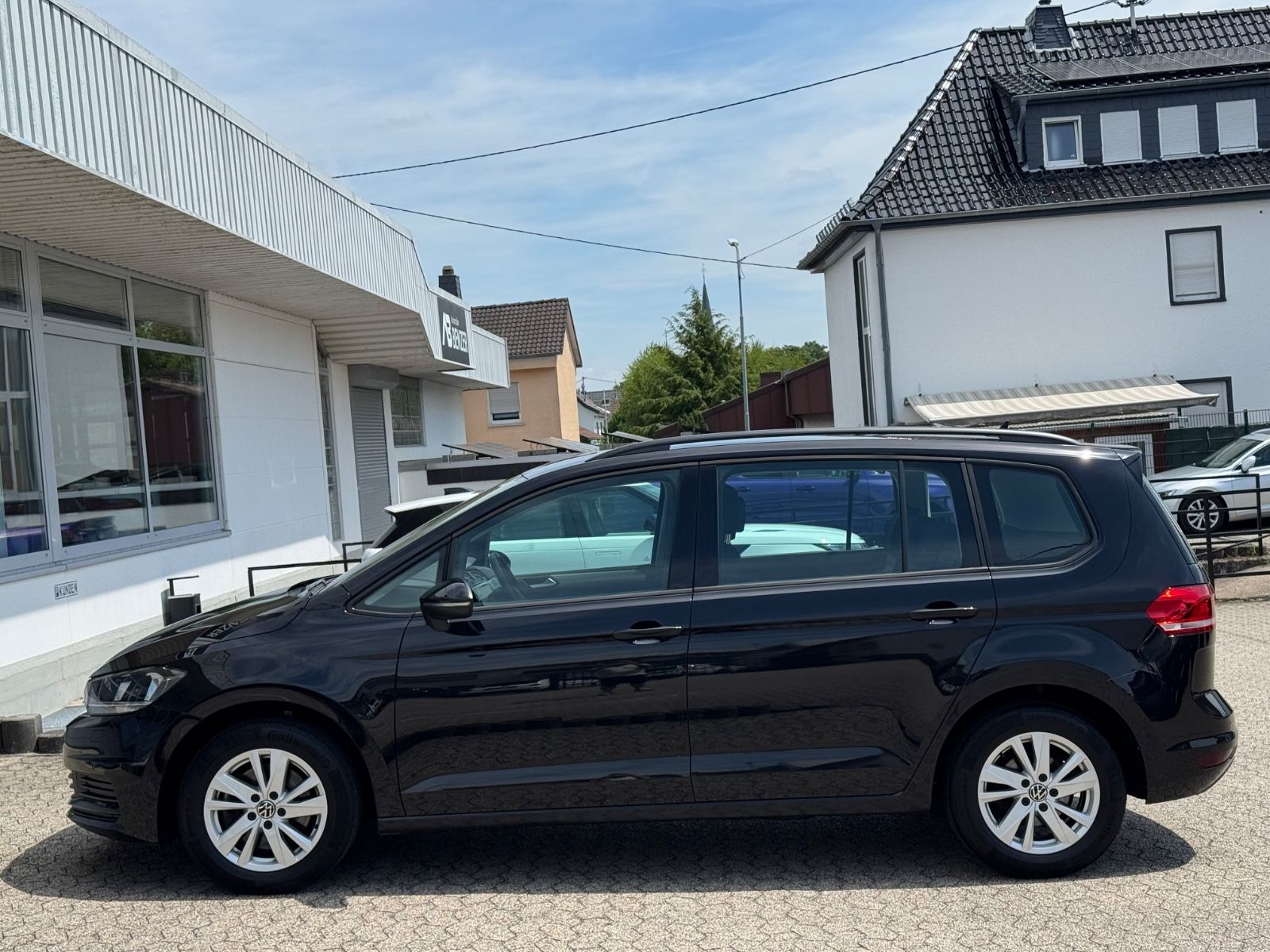 Fahrzeugabbildung Volkswagen Touran Comfortline/ACC/AHK/PDC/Navi/Massage/1H