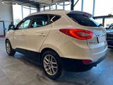 Hyundai ix35 Style AWD Aut. *1.HAND*AHK*BI-XEN*KAM*NAVI* - Hyundai ix35 aus 2014 mit Diesel-Antrieb: Geländewagen