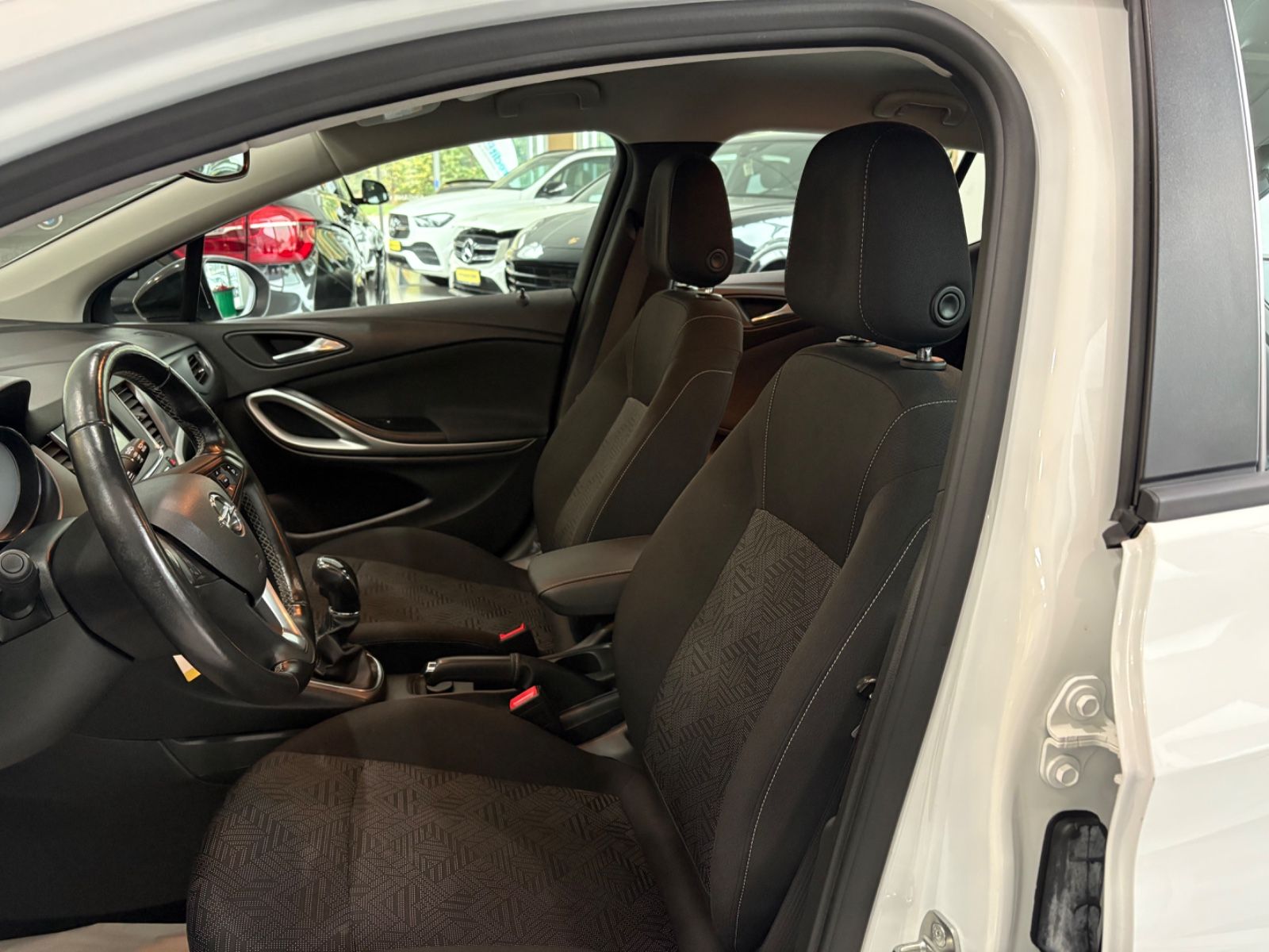 Fahrzeugabbildung Opel Astra K Lim. Active Sport *LED* SCHWARZ / WEIß*