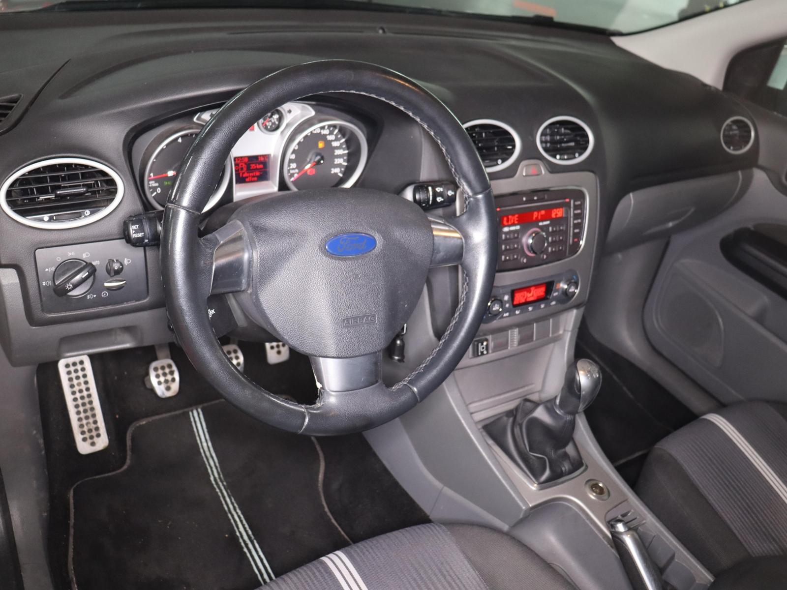 Ford Focus 2010 — interior