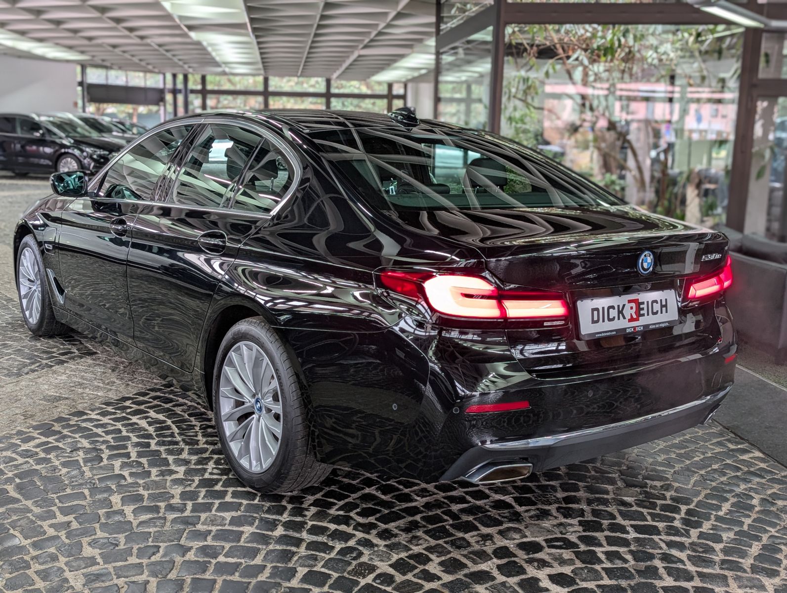 Fahrzeugabbildung BMW 530 e Luxury Line SPORT PANO LED KAM LEDER AHK