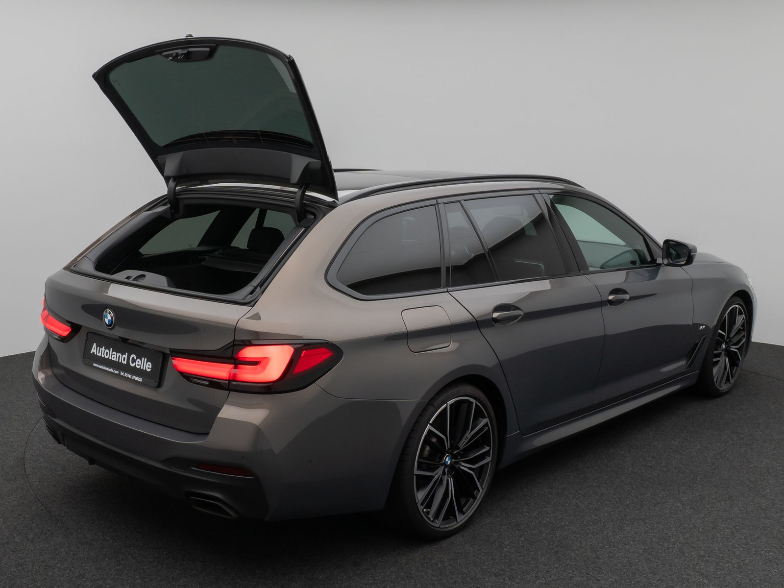 Fahrzeugabbildung BMW 530d xD M Sport Individual Panorama HUD 20Zoll