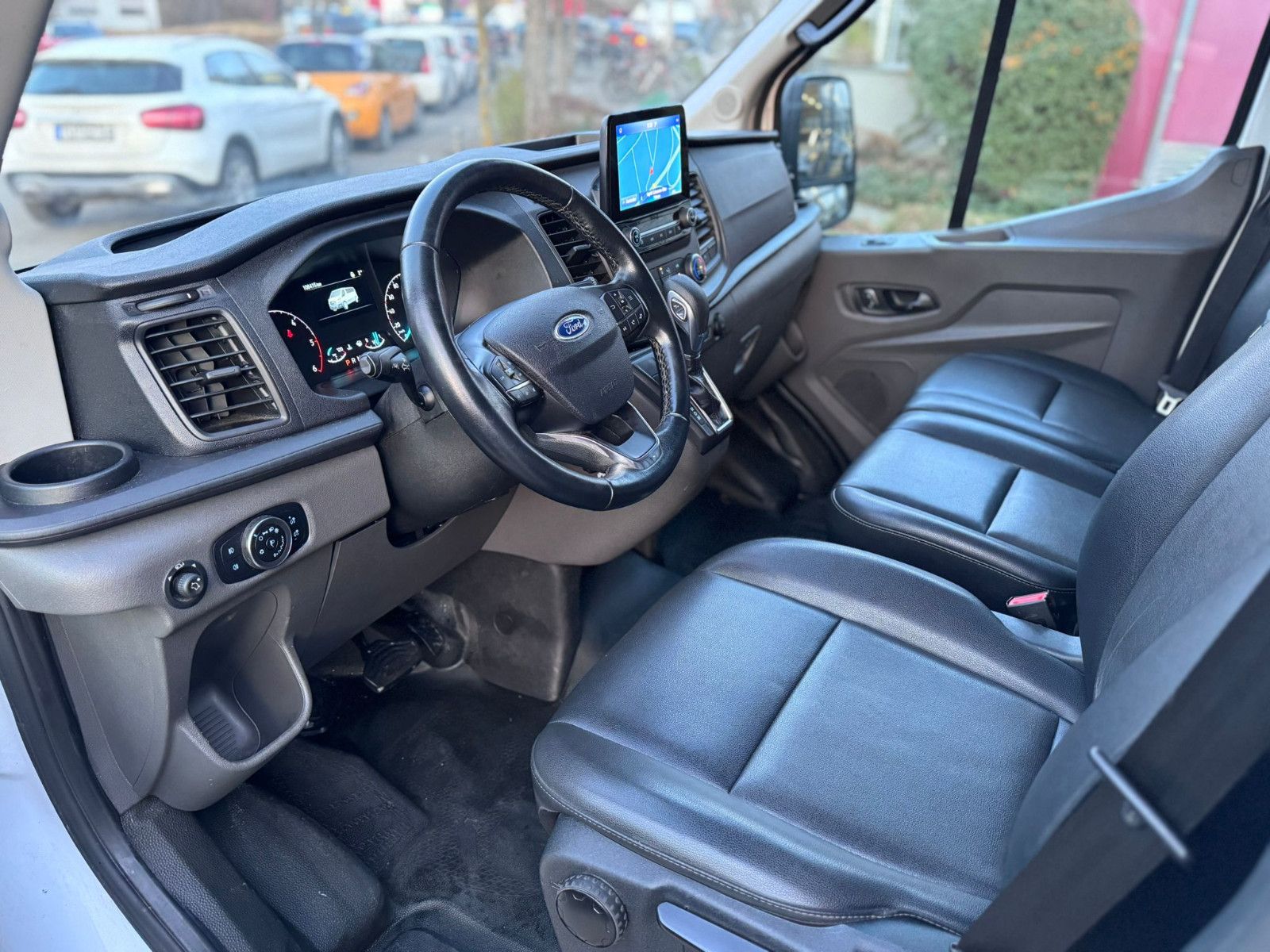 Fahrzeugabbildung Ford TRANSIT 330 L2H2*9-SITZE*LEDER*2xKLIMA*NAVI