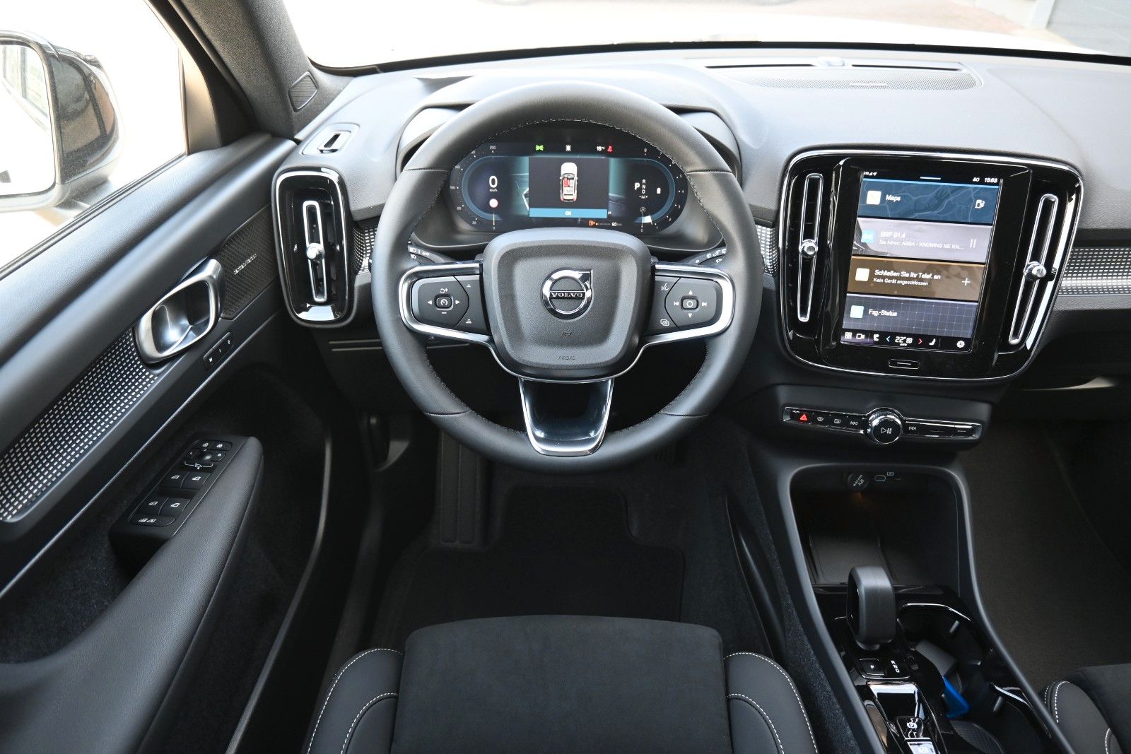 Fahrzeugabbildung Volvo XC40 B3 DKG Plus Dark*H&K*FSHZG*360°*ACC*AHK
