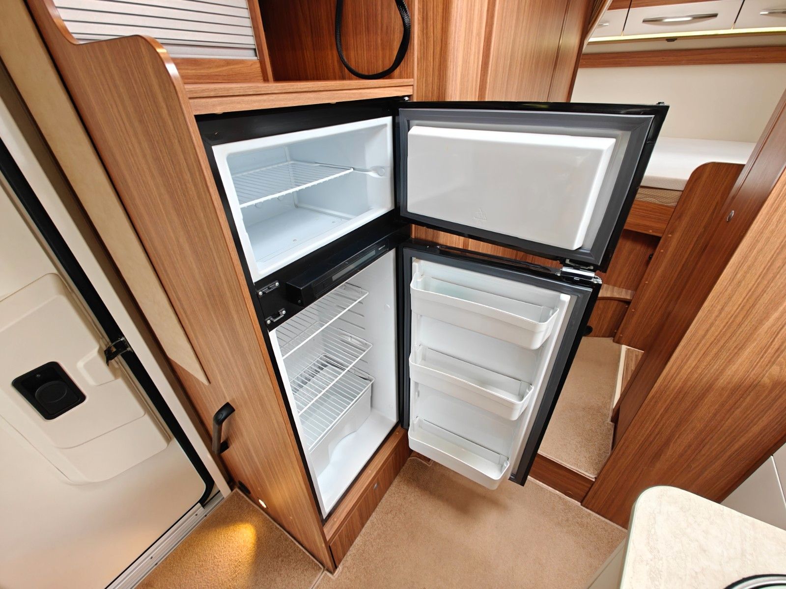 Fahrzeugabbildung Carado T-334 - Hubbett, SAT, TV, Navi, Markise -