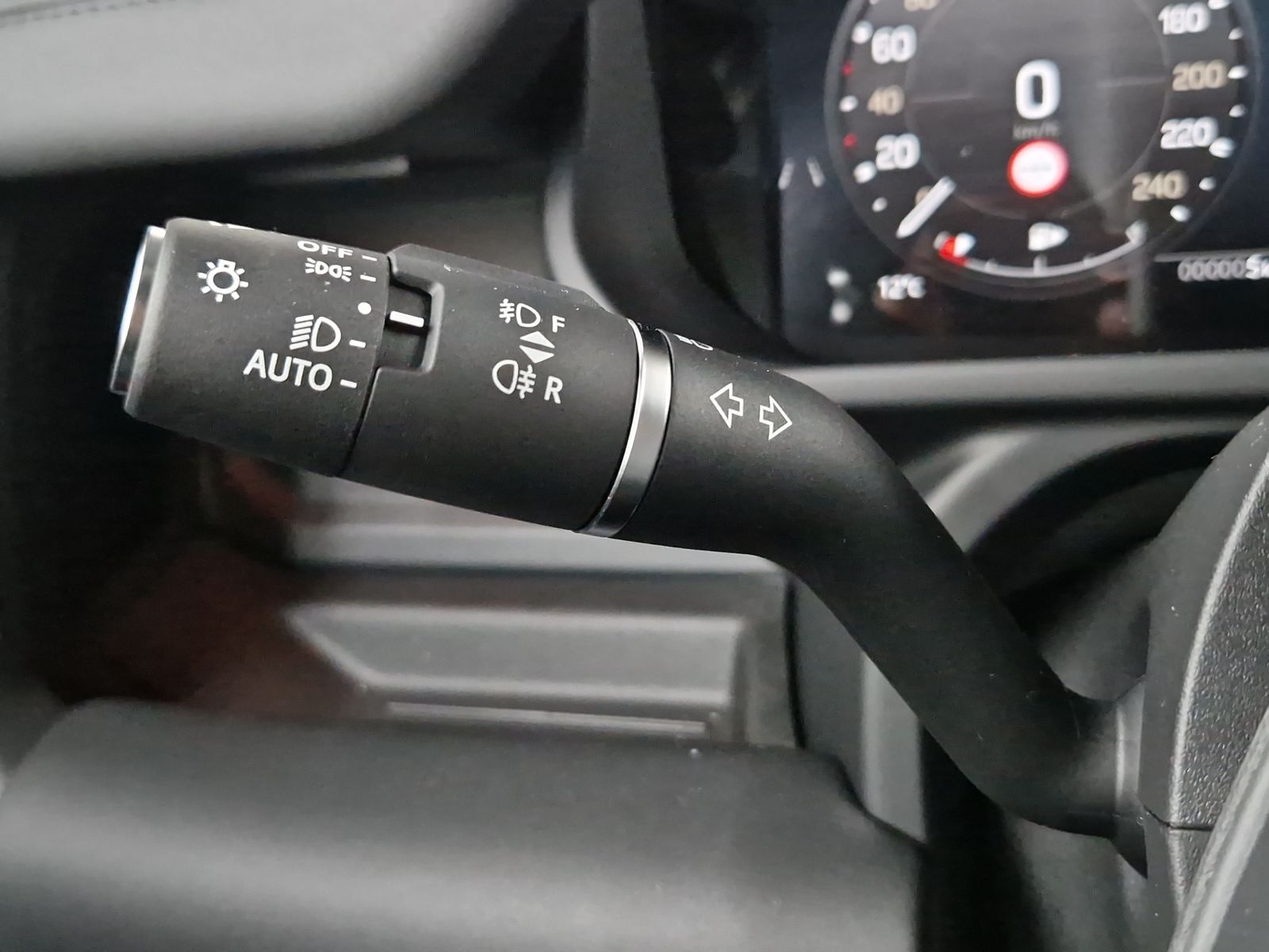 LAND ROVER Defender D250 X-Dynamic SE AHK Pano – Bild 28