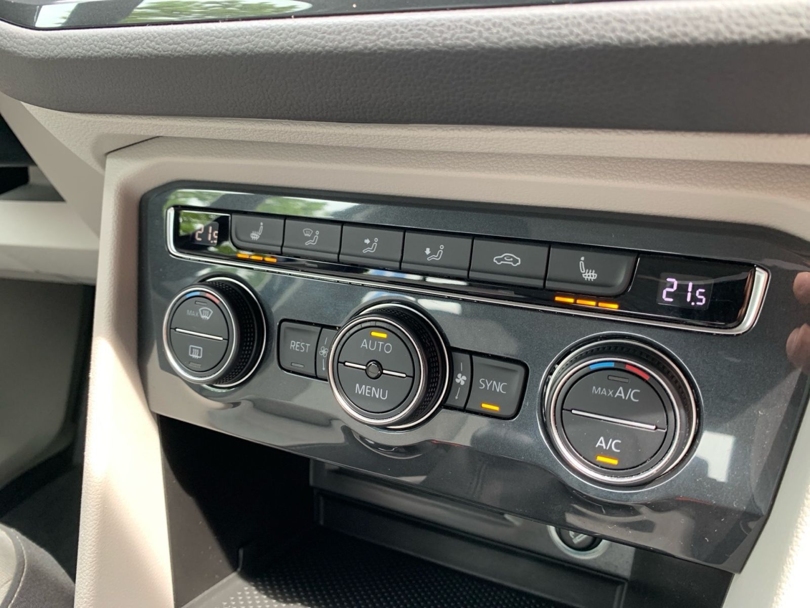 Fahrzeugabbildung Volkswagen Tiguan 1.5 TSI Comfortline BMT AHK Navi