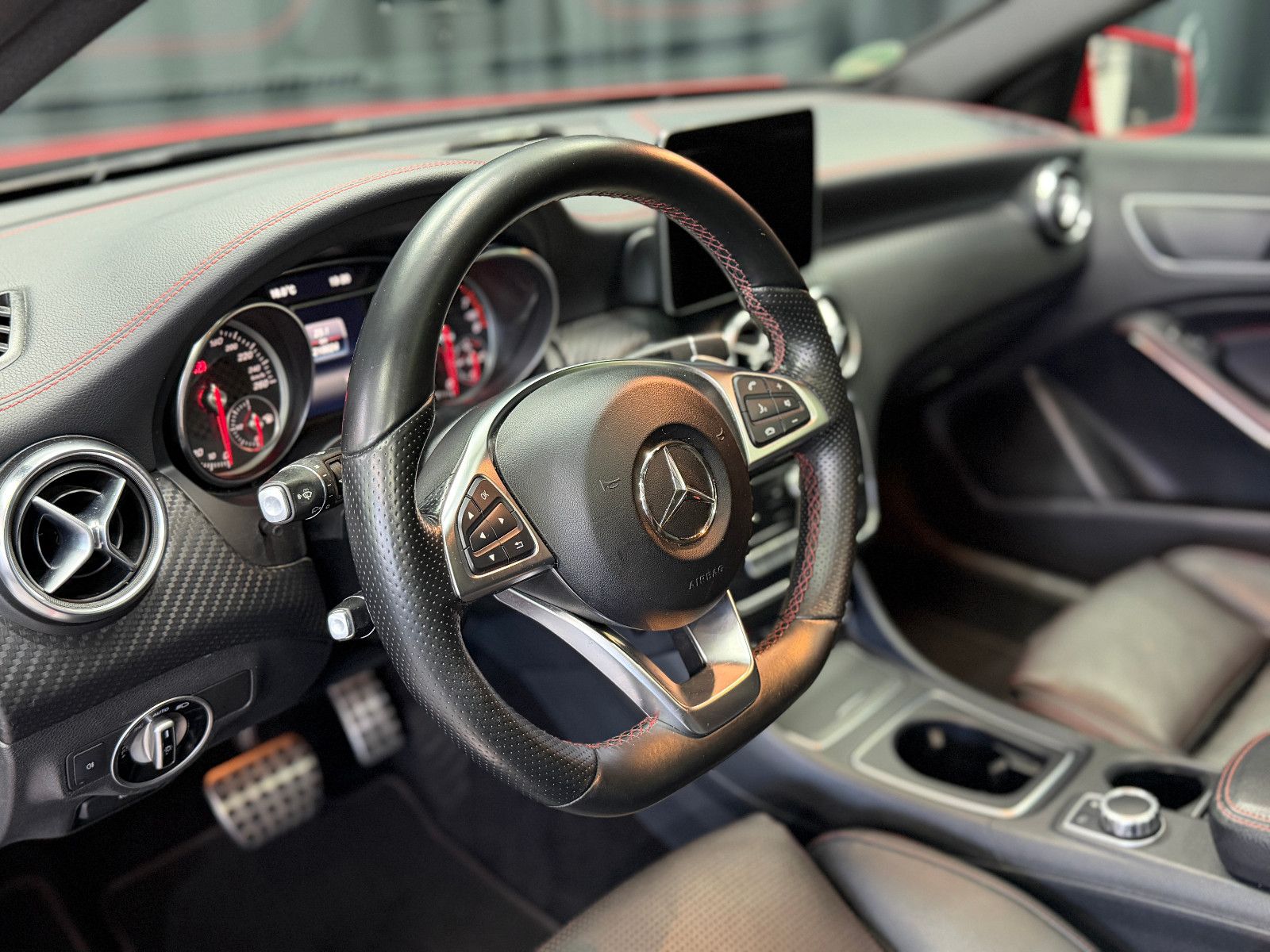 Fahrzeugabbildung Mercedes-Benz A 250 4Matic AMG-LINE|PANORAMA|7G AUTOMATIK|