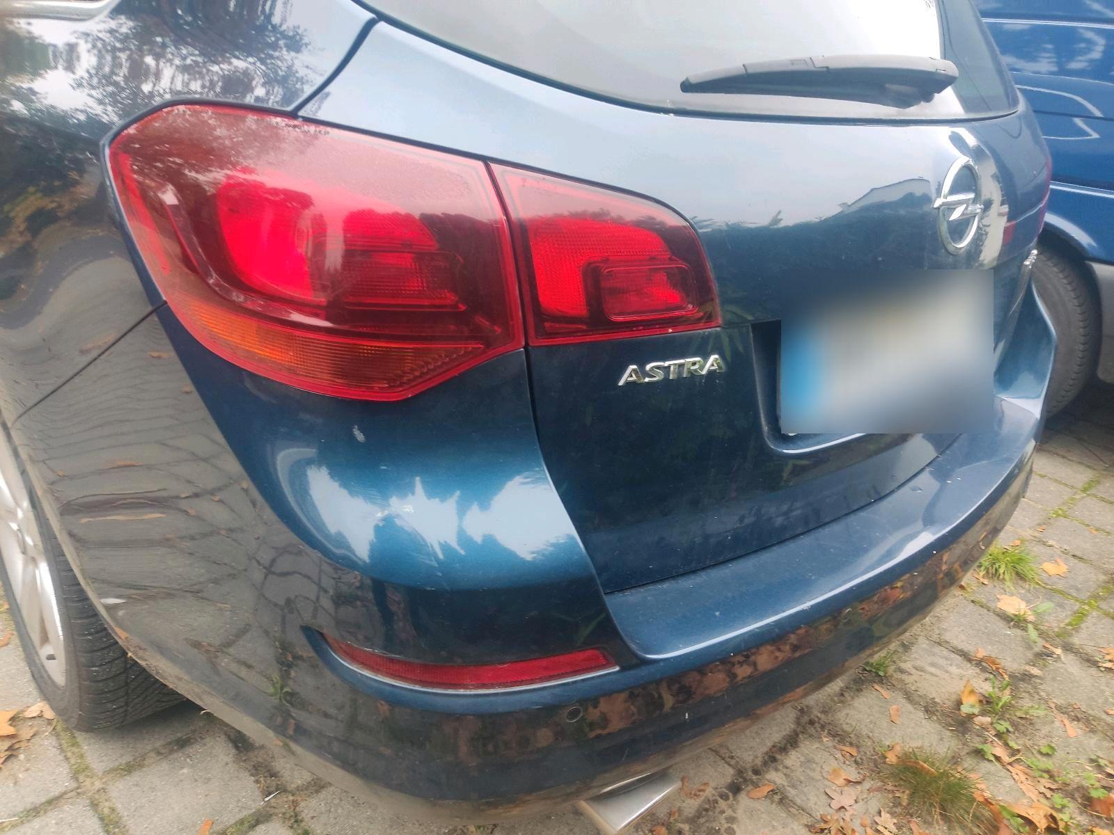 Opel Astra 2011 — photo 9