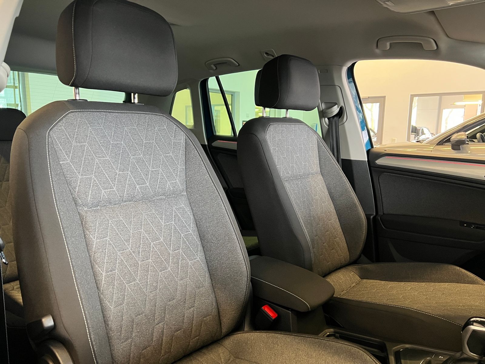 Fahrzeugabbildung Volkswagen Tiguan MOVE 1.5 TSI DSG *AHK, LED, Navi, 18"-LM*