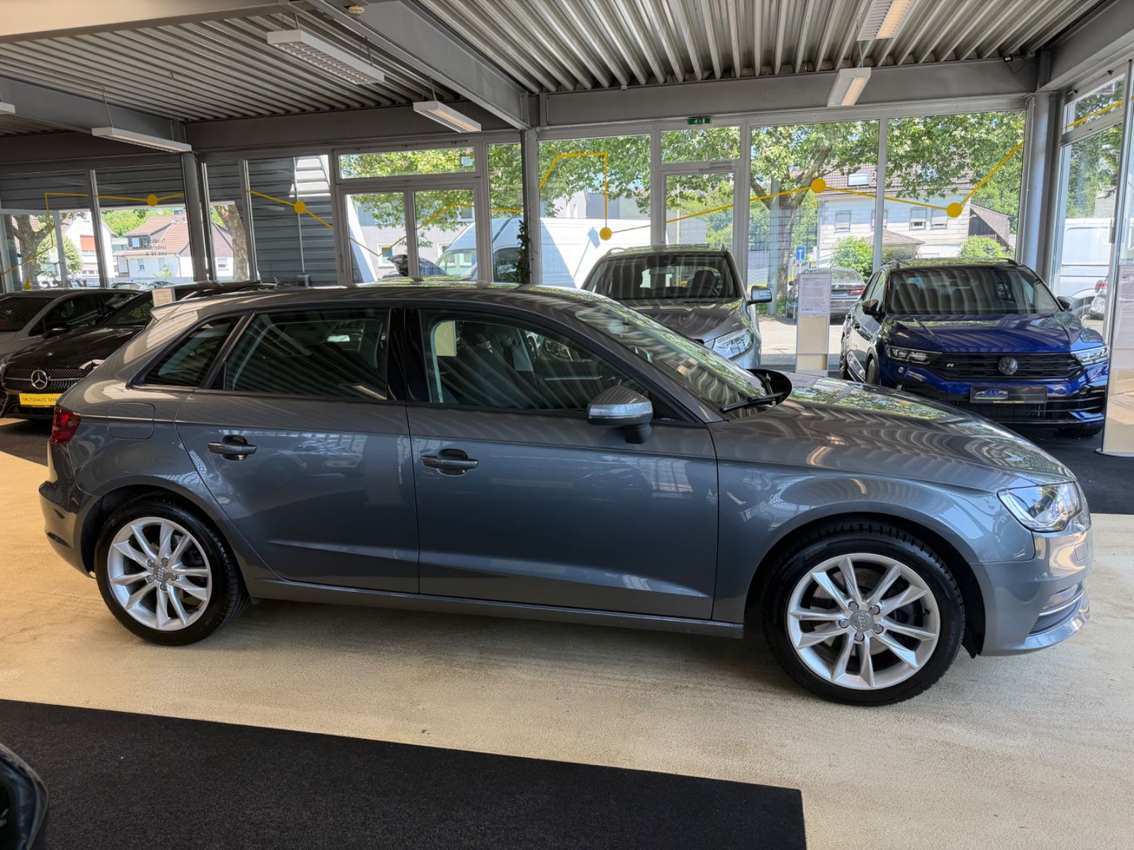 Fahrzeugabbildung Audi A3 Sportback 2.0 TDI attraction quattro