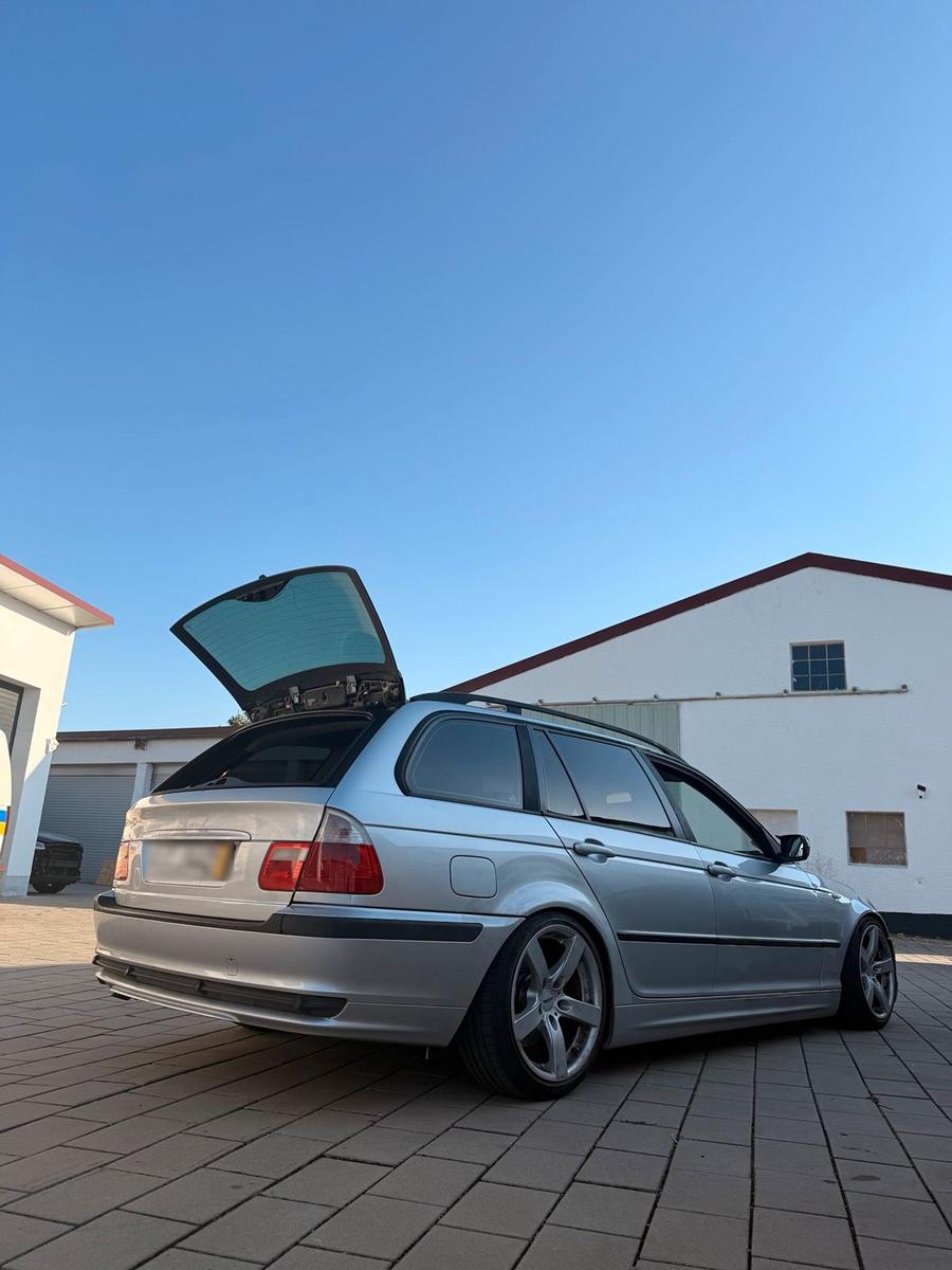 BMW 320 2004 — rear view