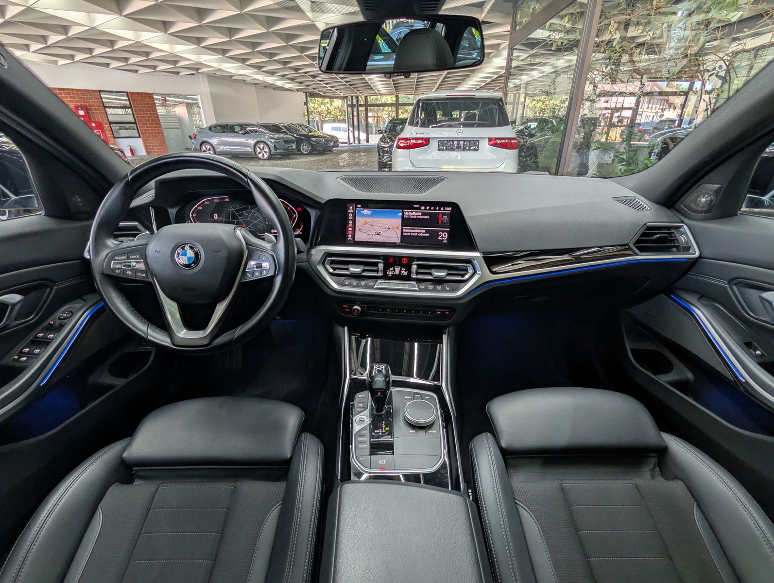 Fahrzeugabbildung BMW 320 i Sport Line Shadow H&K PANO ACC LEDER KAM