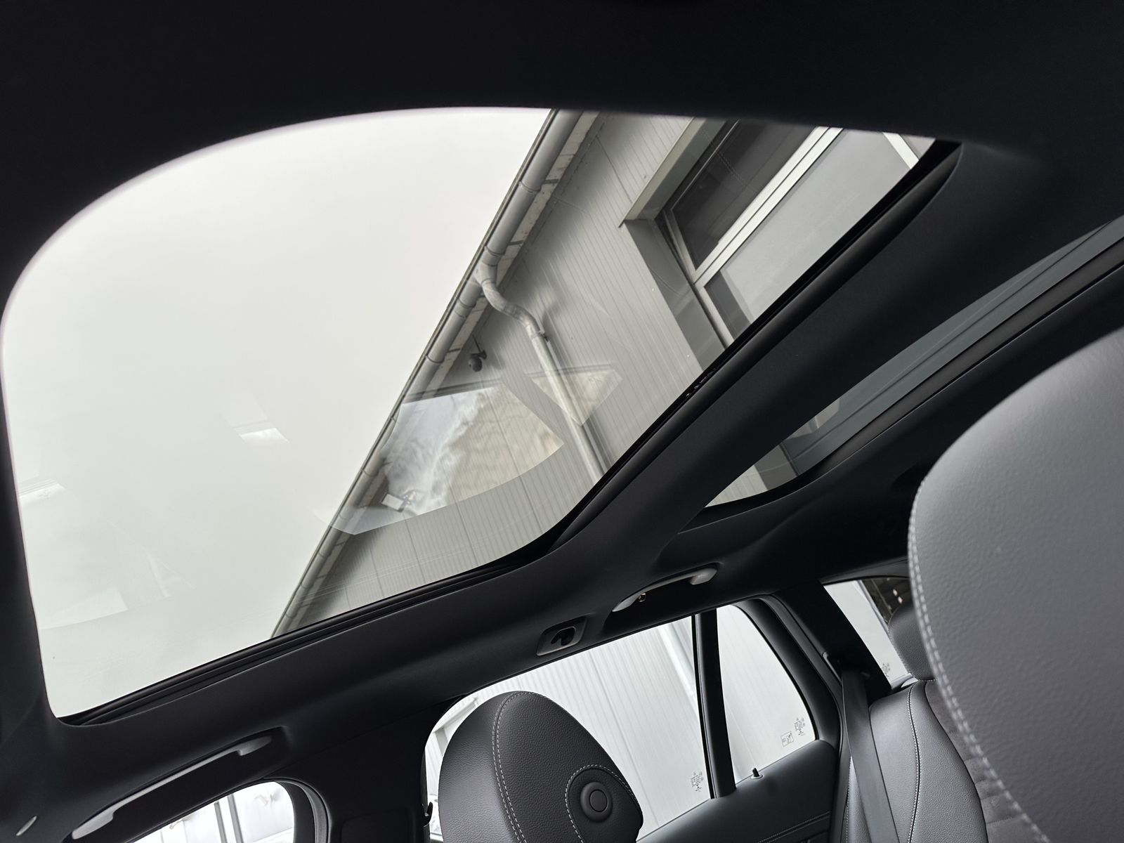 Fahrzeugabbildung Mercedes-Benz E 300de 4Matic AMG-Line NAV+LED+PANO+AHK+HEAD-UP