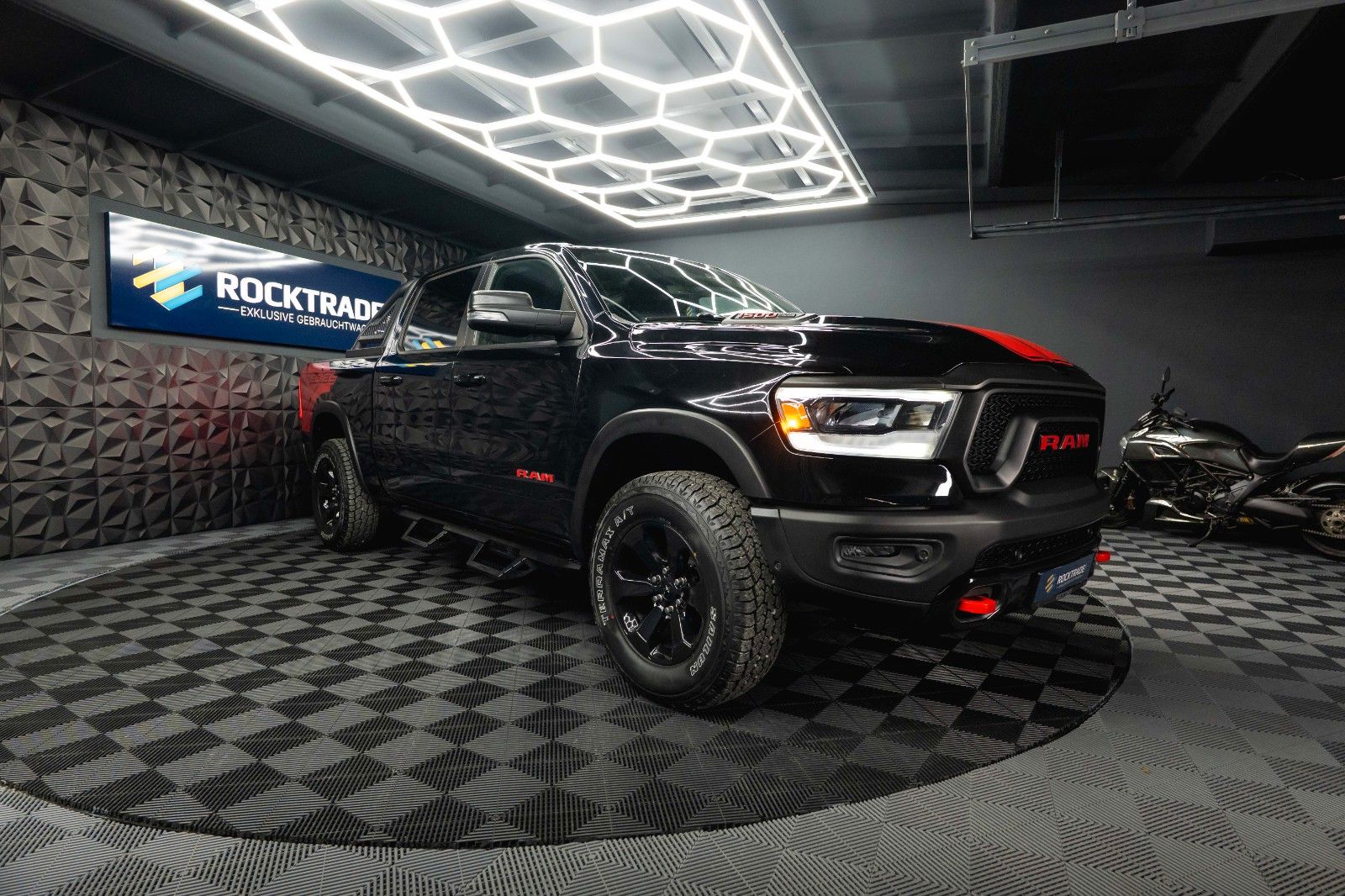 Fahrzeugabbildung Dodge RAM 5.7 V8 HEMI 4x4 REBEL AXLE LOCK Airmatic LED