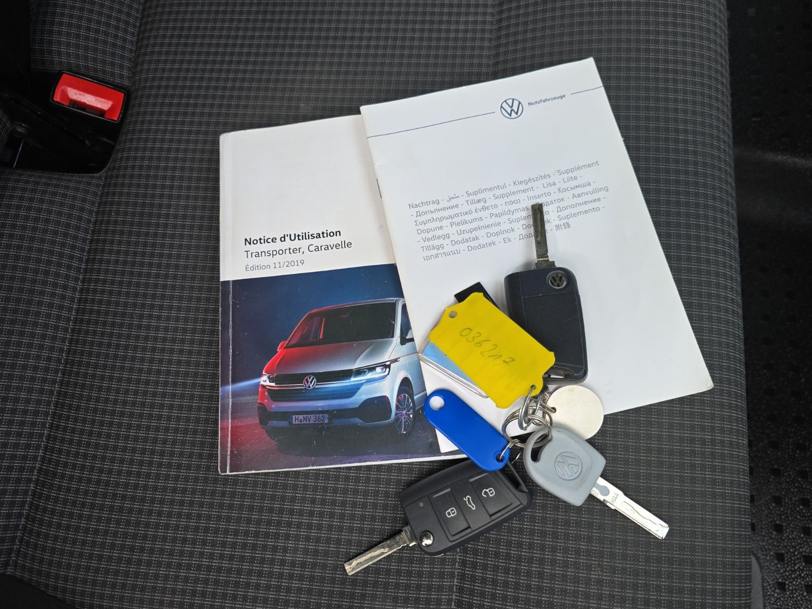 Fahrzeugabbildung Volkswagen T6 Transporter Kombi Langer Radstand 9 Sitzer