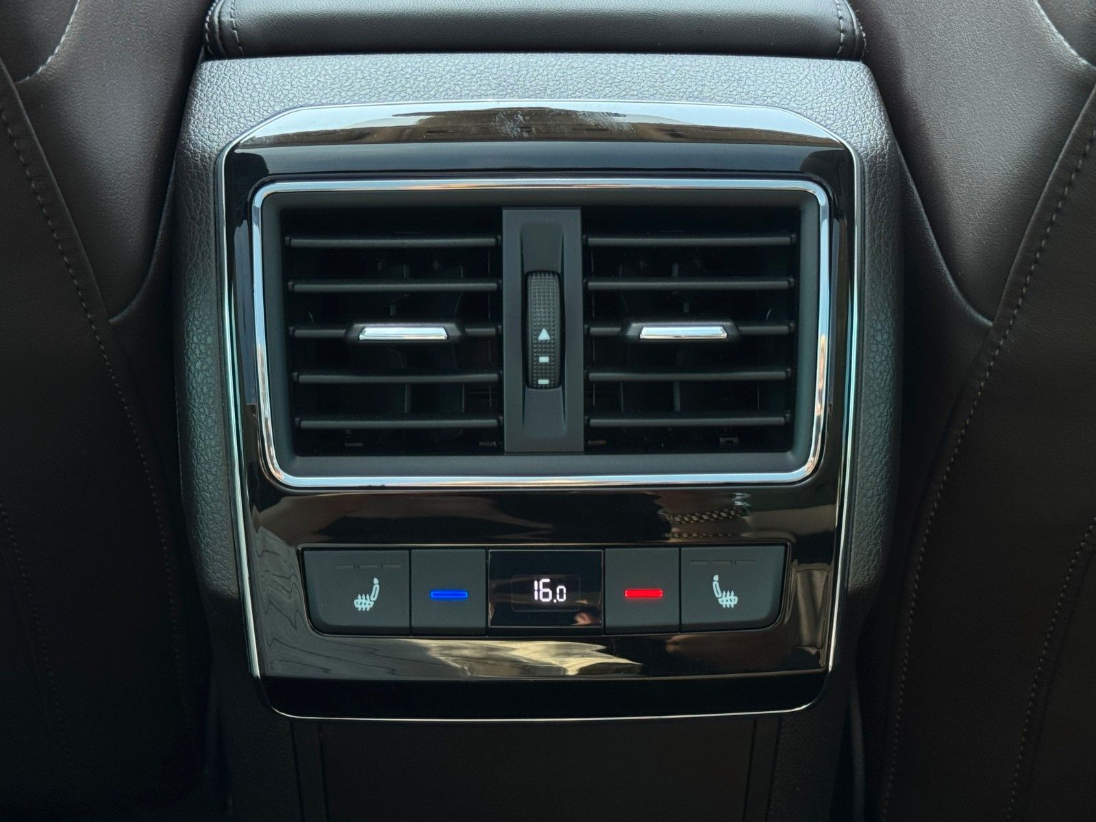 Fahrzeugabbildung SKODA Superb 2.0 TSI L&K Canton Pano Mem. ACC AHK LED