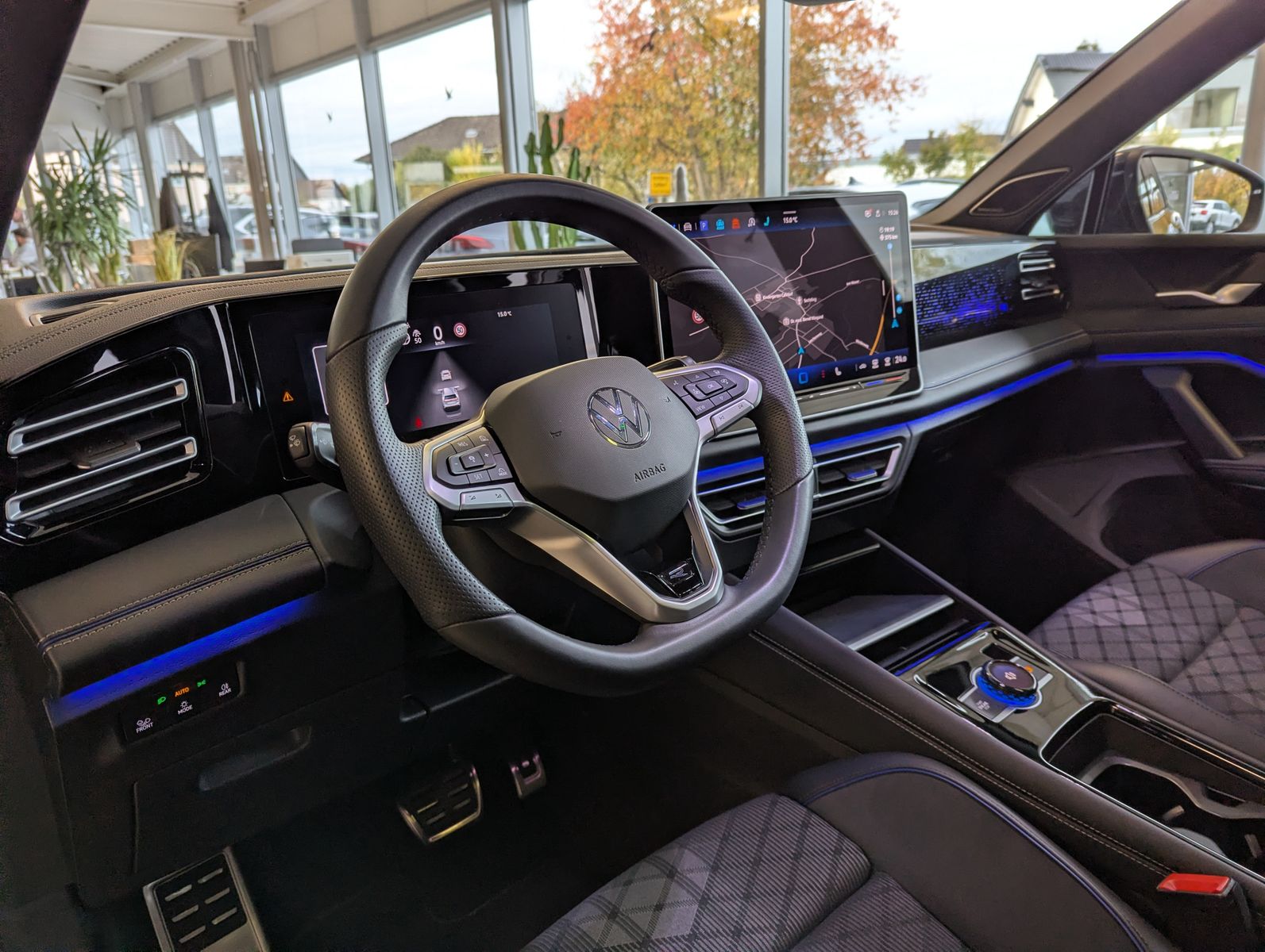 Fahrzeugabbildung Volkswagen Tiguan 2.0TDI R-Line 4M Pano Black Matrix AHK 20