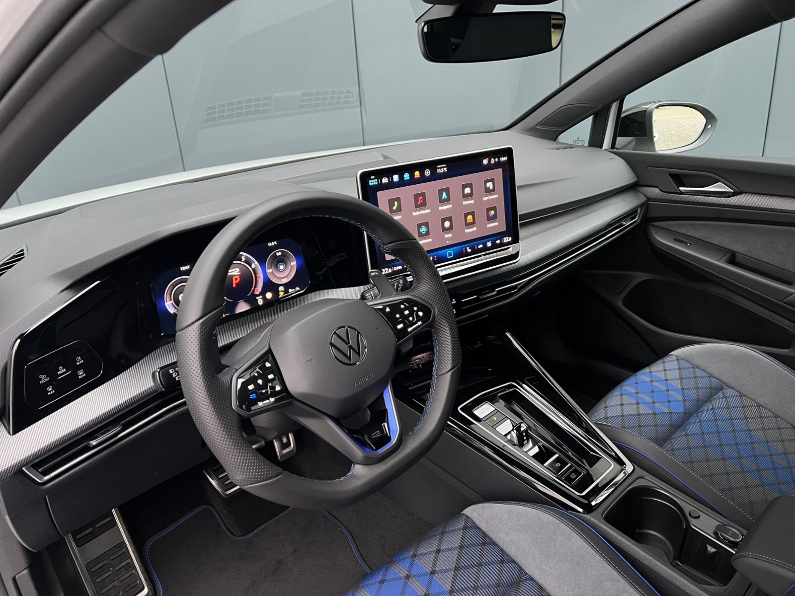 Fahrzeugabbildung Volkswagen Golf VIII R 2.0 TSI DSG 4MOTION *IQ.Light, Black